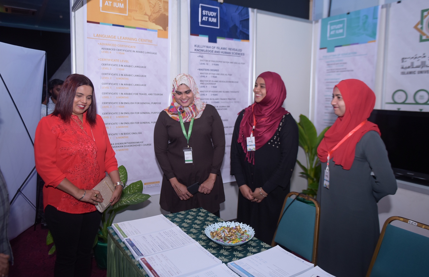 މާލެ: ފެބްރުއަރީ 8، 2018- ޒުވާނުންނަށް ހުރި ވަޒީފާގެ ފުރުސަތުތައް އަންގައި ދިނުމަށް ޔޫތު މިނިސްޓްރީން ކުރިއަށް ގެންދާ މި އަހަރުގެ ޔޫތު ޗެލެންޖުގައި ހުރި ސްޓޯލްތައް ޔޫތު މިނިސްޓަރު އިރުތިޝާމް ބައްލަވާލައްވަނީ: ދަރުބާރުގޭގައި ބާއްވާ މި ފެއާ ނިމޭނީ ހޮނިހިރު ދުވަހުގެ ރޭ.---ފޮޓޯ: ހުސެއިން ވަހީދު/މިހާރު