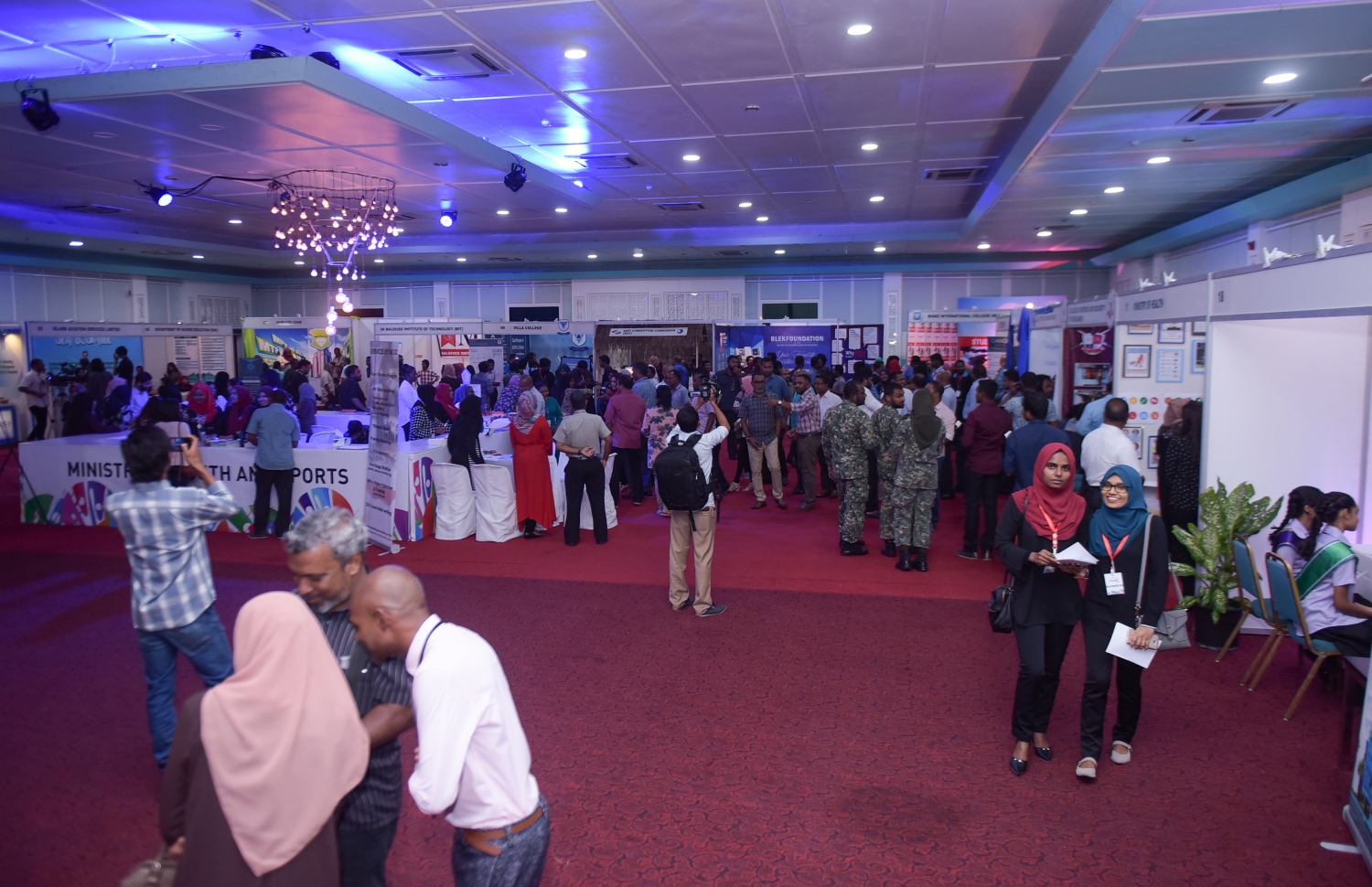 މާލެ: ފެބްރުއަރީ 8، 2018- ޒުވާނުންނަށް ހުރި ވަޒީފާގެ ފުރުސަތުތައް އަންގައި ދިނުމަށް ޔޫތު މިނިސްޓްރީން ކުރިއަށް ގެންދާ މި އަހަރުގެ ޔޫތު ޗެލެންޖު ފެށުން: ދަރުބާރުގޭގައި ބާއްވާ މި ފެއާ ނިމޭނީ ހޮނިހިރު ދުވަހުގެ ރޭ.---ފޮޓޯ: ހުސެއިން ވަހީދު/މިހާރު