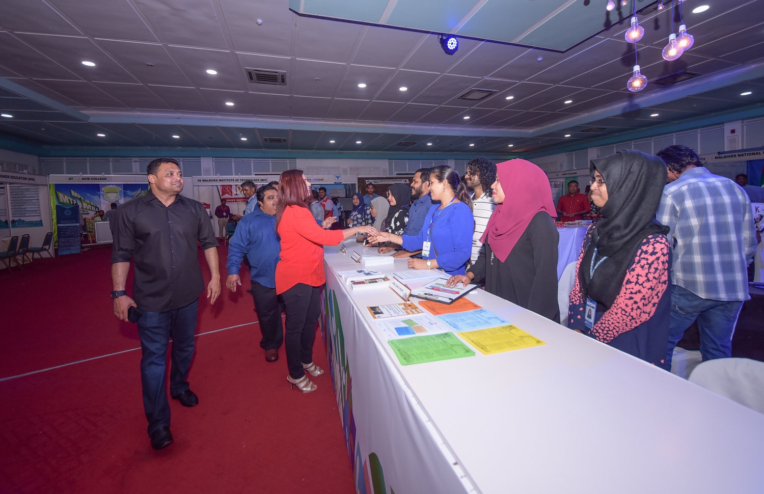 މާލެ: ފެބްރުއަރީ 8، 2018- ޒުވާނުންނަށް ހުރި ވަޒީފާގެ ފުރުސަތުތައް އަންގައި ދިނުމަށް ޔޫތު މިނިސްޓްރީން ކުރިއަށް ގެންދާ މި އަހަރުގެ ޔޫތު ޗެލެންޖު ފެށުން: ދަރުބާރުގޭގައި ބާއްވާ މި ފެއާ ނިމޭނީ ހޮނިހިރު ދުވަހުގެ ރޭ.---ފޮޓޯ: ހުސެއިން ވަހީދު/މިހާރު