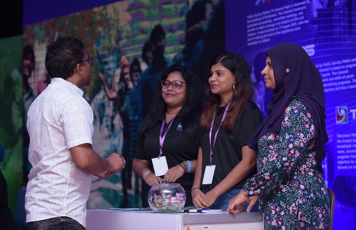 މާލެ: ފެބްރުއަރީ 8، 2018- ޒުވާނުންނަށް ހުރި ވަޒީފާގެ ފުރުސަތުތައް އަންގައި ދިނުމަށް ޔޫތު މިނިސްޓްރީން ކުރިއަށް ގެންދާ މި އަހަރުގެ ޔޫތު ޗެލެންޖުގައި ހުރި ސްޓޯލްތައް ޔޫތު ރައްޔިތުންގެ މަޖިލީހުގެ ޕީޕީއެމް މެމްބަރު އަބްދުﷲ ރިފާއު ބައްލަވާލައްވަނީ: ދަރުބާރުގޭގައި ބާއްވާ މި ފެއާ ނިމޭނީ ހޮނިހިރު ދުވަހުގެ ރޭ.---ފޮޓޯ: ހުސެއިން ވަހީދު/މިހާރު