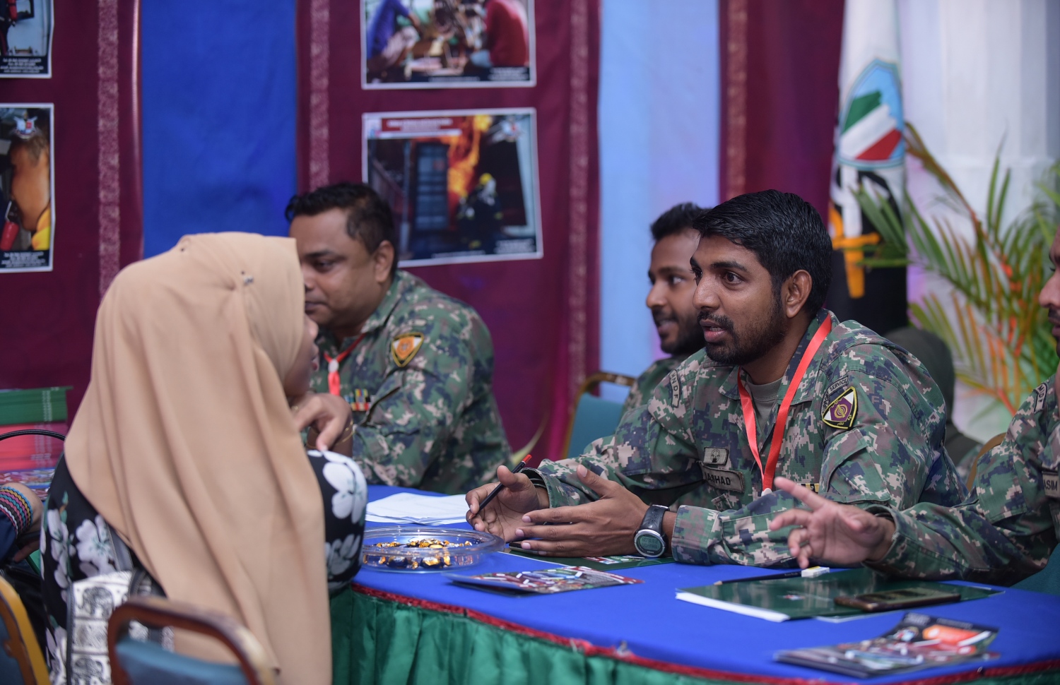 މާލެ: ފެބްރުއަރީ 8، 2018- ޒުވާނުންނަށް ހުރި ވަޒީފާގެ ފުރުސަތުތައް އަންގައި ދިނުމަށް ޔޫތު މިނިސްޓްރީން ކުރިއަށް ގެންދާ މި އަހަރުގެ ޔޫތު ޗެލެންޖުގައި ހުރި ސިފައިންގެ ސްޓޯލުން، ސިފައިންގެއިން ކުރިއަށް ދެވޭނެ ދާއިރާތަކާ ބެހޭ މައުލޫމާތު ޒުވާނަކު ހޯދަނީ: ދަރުބާރުގޭގައި ބާއްވާ މި ފެއާ ނިމޭނީ ހޮނިހިރު ދުވަހުގެ ރޭ.---ފޮޓޯ: ހުސެއިން ވަހީދު/މިހާރު