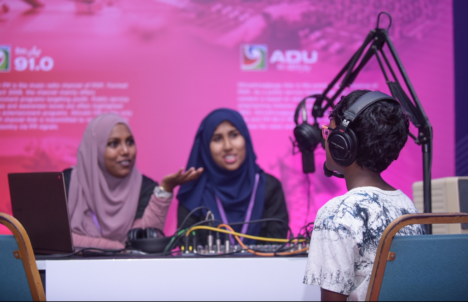 މާލެ: ފެބްރުއަރީ 8، 2018- ޒުވާނުންނަށް ހުރި ވަޒީފާގެ ފުރުސަތުތައް އަންގައި ދިނުމަށް ޔޫތު މިނިސްޓްރީން ކުރިއަށް ގެންދާ މި އަހަރުގެ ޔޫތު ޗެލެންޖުގައި ހުރި ދިވެހިރާއްޖޭގެ އަޑުގެ ސްޓޯލުގައި ބަޔަކު ހަރަކާތްތެރިވަނީ: ދަރުބާރުގޭގައި ބާއްވާ މި ފެއާ ނިމޭނީ ހޮނިހިރު ދުވަހުގެ ރޭ.---ފޮޓޯ: ހުސެއިން ވަހީދު/މިހާރު