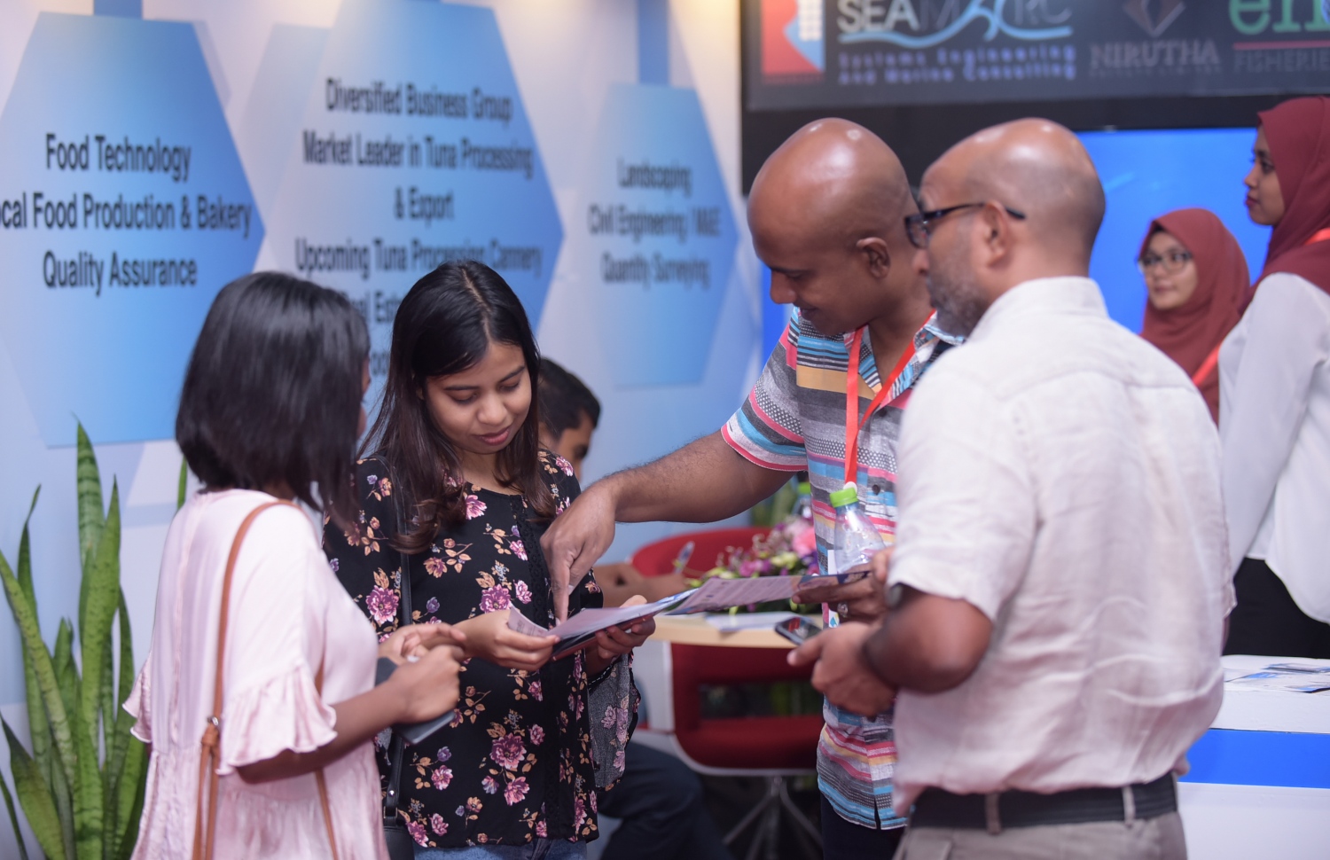 މާލެ: ފެބްރުއަރީ 8، 2018- ޒުވާނުންނަށް ހުރި ވަޒީފާގެ ފުރުސަތުތައް އަންގައި ދިނުމަށް ޔޫތު މިނިސްޓްރީން ކުރިއަށް ގެންދާ މި އަހަރުގެ ޔޫތު ޗެލެންޖުގައި ހުރި ސްޓޯލަކުން ޒުވާނުންތަކެއް މައުލޫމާތު ހޯދަނީ: ދަރުބާރުގޭގައި ބާއްވާ މި ފެއާ ނިމޭނީ ހޮނިހިރު ދުވަހުގެ ރޭ.---ފޮޓޯ: ހުސެއިން ވަހީދު/މިހާރު