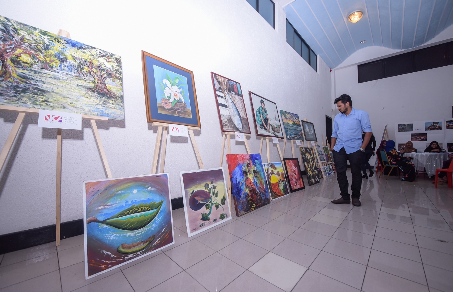 މާލެ: ފެބްރުއަރީ 8، 2018- ޒުވާނުންނަށް ހުރި ވަޒީފާގެ ފުރުސަތުތައް އަންގައި ދިނުމަށް ޔޫތު މިނިސްޓްރީން ކުރިއަށް ގެންދާ މި އަހަރުގެ ޔޫތު ޗެލެންޖުގައި ބަހައްޓާފައި ހުރި ކުރެހުންތަކެއް މީހަކު ބަލަނީ: ދަރުބާރުގޭގައި ބާއްވާ މި ފެއާ ނިމޭނީ ހޮނިހިރު ދުވަހުގެ ރޭ.---ފޮޓޯ: ހުސެއިން ވަހީދު/މިހާރު