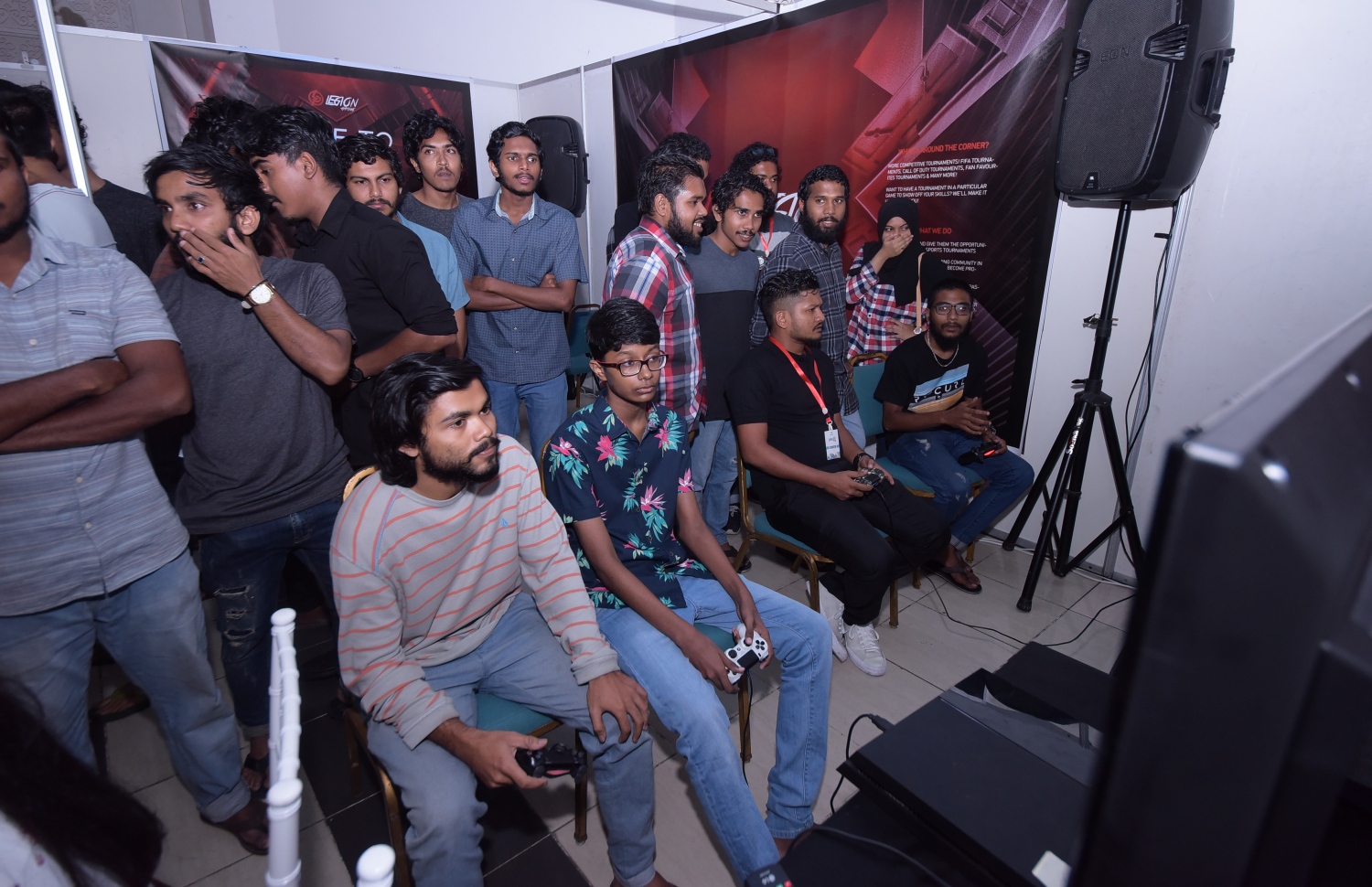 މާލެ: ފެބްރުއަރީ 8، 2018- ޒުވާނުންނަށް ހުރި ވަޒީފާގެ ފުރުސަތުތައް އަންގައި ދިނުމަށް ޔޫތު މިނިސްޓްރީން ކުރިއަށް ގެންދާ މި އަހަރުގެ ޔޫތު ޗެލެންޖުގައި ހުރި ސްޓޯލަކުން ޒުވާނުންތަކެއް މައުލޫމާތު ހޯދަނީ: ދަރުބާރުގޭގައި ބާއްވާ މި ފެއާ ނިމޭނީ ހޮނިހިރު ދުވަހުގެ ރޭ.---ފޮޓޯ: ހުސެއިން ވަހީދު/މިހާރު