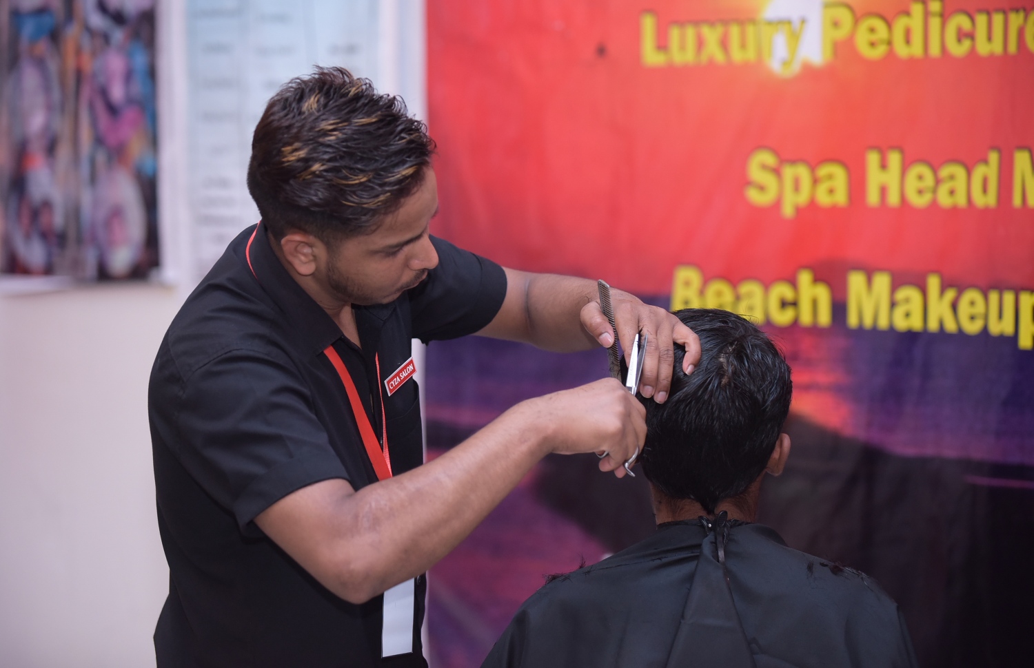 މާލެ: ފެބްރުއަރީ 8، 2018- ޒުވާނުންނަށް ހުރި ވަޒީފާގެ ފުރުސަތުތައް އަންގައި ދިނުމަށް ޔޫތު މިނިސްޓްރީން ކުރިއަށް ގެންދާ މި އަހަރުގެ ޔޫތު ޗެލެންޖުގެ ސްޓޯލެއްގައި ބޯ ކޮށައިދެނީ: ދަރުބާރުގޭގައި ބާއްވާ މި ފެއާ ނިމޭނީ ހޮނިހިރު ދުވަހުގެ ރޭ.---ފޮޓޯ: ހުސެއިން ވަހީދު/މިހާރު