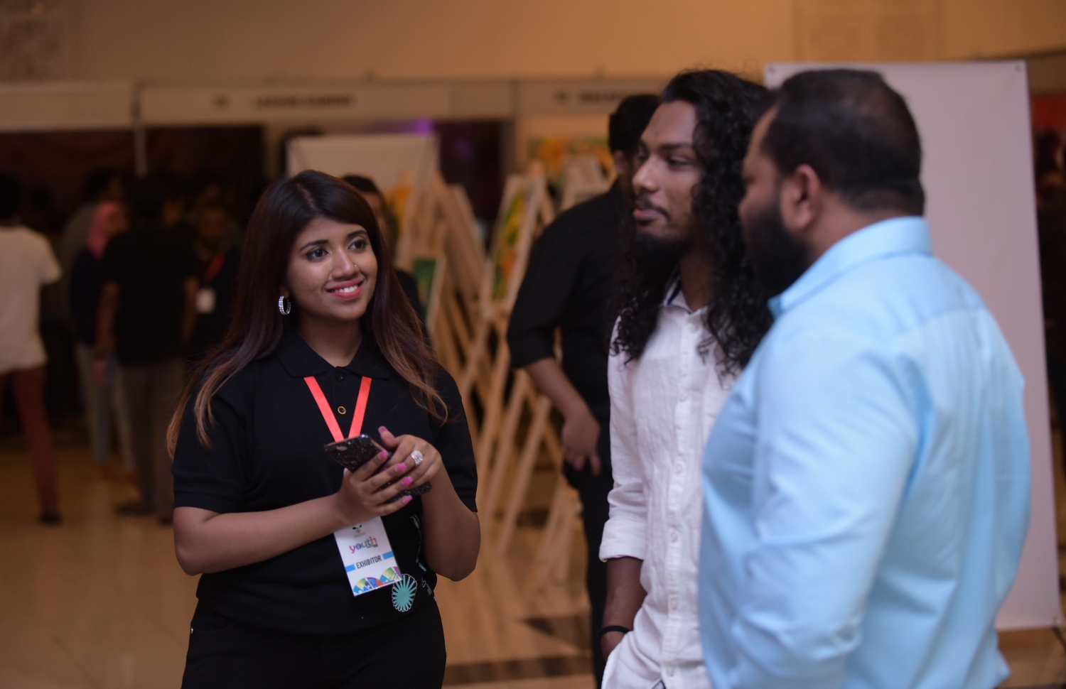 މާލެ: ފެބްރުއަރީ 8، 2018- ޒުވާނުންނަށް ހުރި ވަޒީފާގެ ފުރުސަތުތައް އަންގައި ދިނުމަށް ޔޫތު މިނިސްޓްރީން ކުރިއަށް ގެންދާ މި އަހަރުގެ ޔޫތު ޗެލެންޖުގައި ހުރި ސްޓޯލަކުން ޒުވާނުންތަކެއް މައުލޫމާތު ހޯދަނީ: ދަރުބާރުގޭގައި ބާއްވާ މި ފެއާ ނިމޭނީ ހޮނިހިރު ދުވަހުގެ ރޭ.---ފޮޓޯ: ހުސެއިން ވަހީދު/މިހާރު