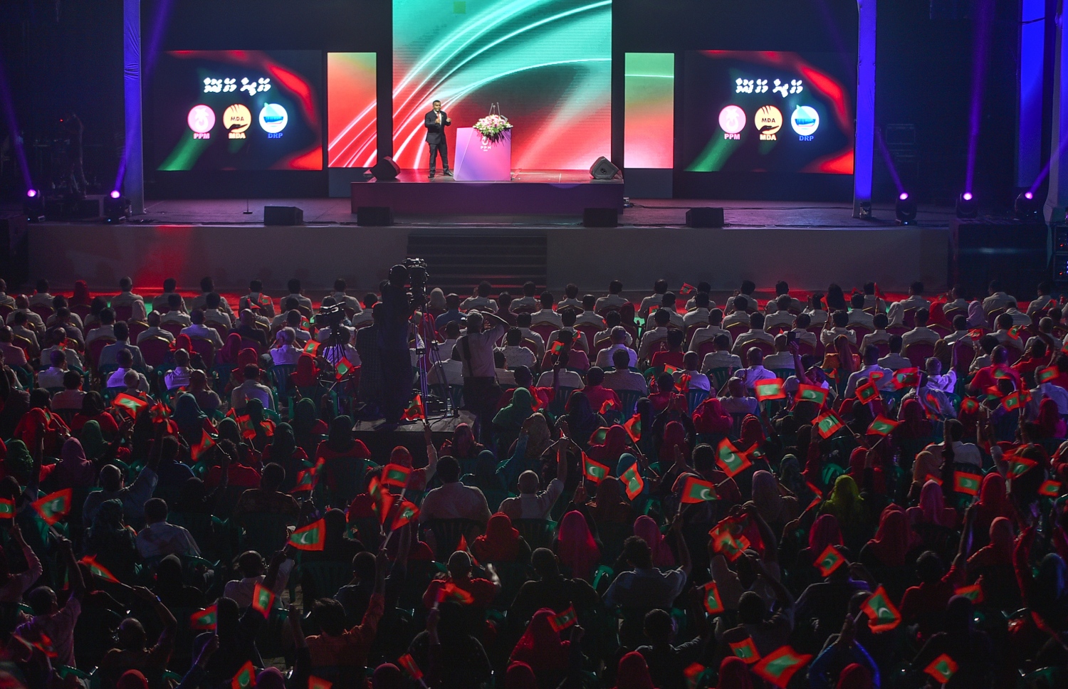 ޕީޕީއެމުން މިރޭ ބޭއްވި ޖަލްސާ އަށް ވަރަށް ގިނަ ބަޔަކު ހާޒިރުވެ، ރައީސް ޔާމީންގެ ފަހަތްޕުޅުގައި ތިބިކަން ހާމަކޮށްދިން.---ފޮޓޯ: ނިޝާން އަލީ/މިހާރު