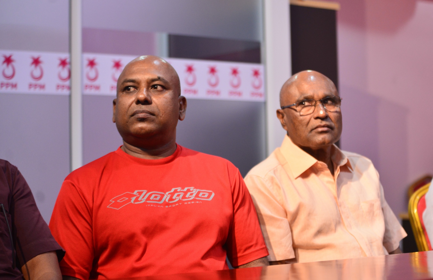 ނޫސްވެރިންގެ ބައްދަލުވުމުގައި ޕީޕީއެމްގެ ބައެއް މެމްބަރުން ބައިވެރިވެވަޑައިގަންނަވަނީ. --- ހުސެއިން ވަހީދު/ މިހާރު