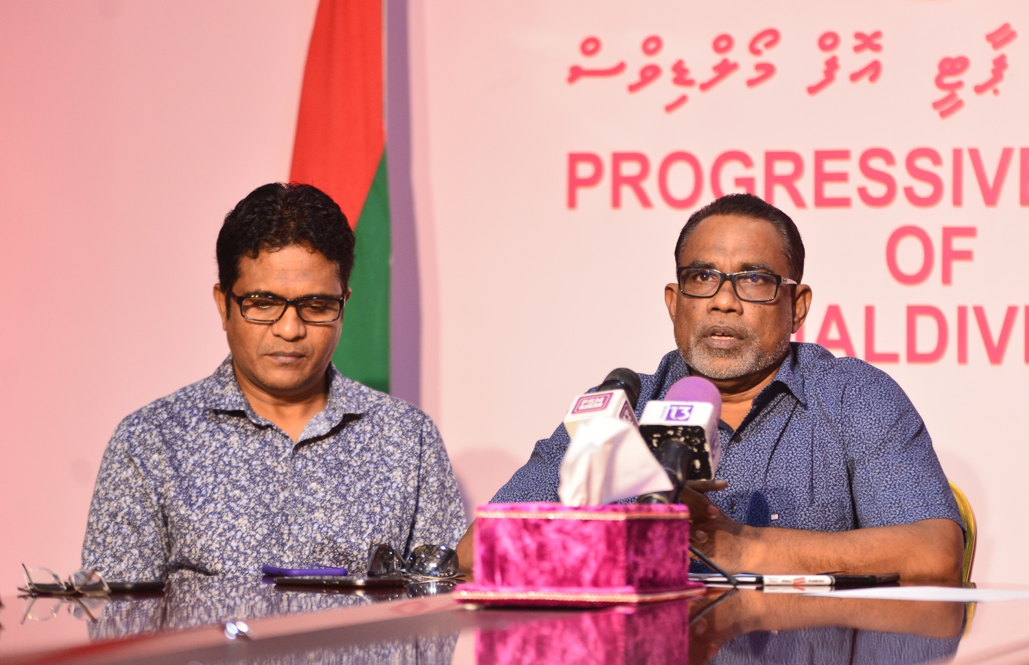 އަބްދުއްރަހީމް މިއަދު ނޫސްވެރިންނާ ވާހަކަ ދައްކަވާއިރު، ނިހާނު އަޑު އައްސަވަނީ.--- ފޮޓޯ: ހުސެއިން ވަހީދު/ މިހާރު
