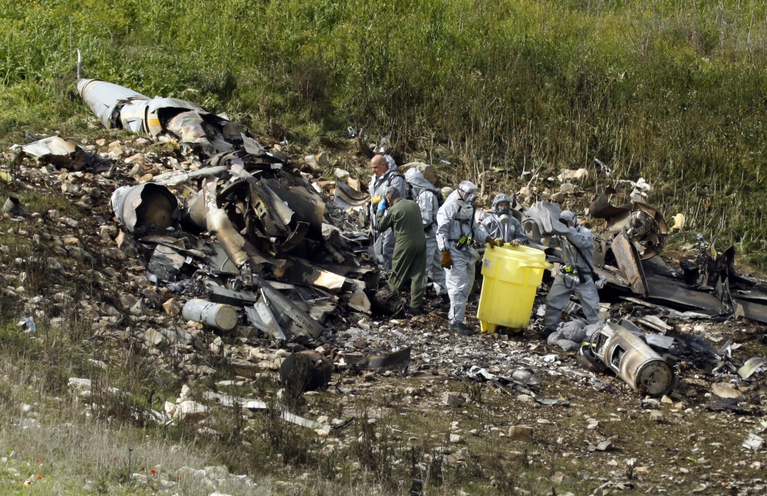 ސީރިއާގެ މިސައިލް ހަމަލާތަކުގައި ވައްޓާލި އިޒްރޭލުގެ އެފް-16 ގެ ޖެޓުގެ ކައިރީ ސިފައިން ހަރަކާތްތެރި ވަނީ. --ފޮޓޯ:އޭއެފްޕީ