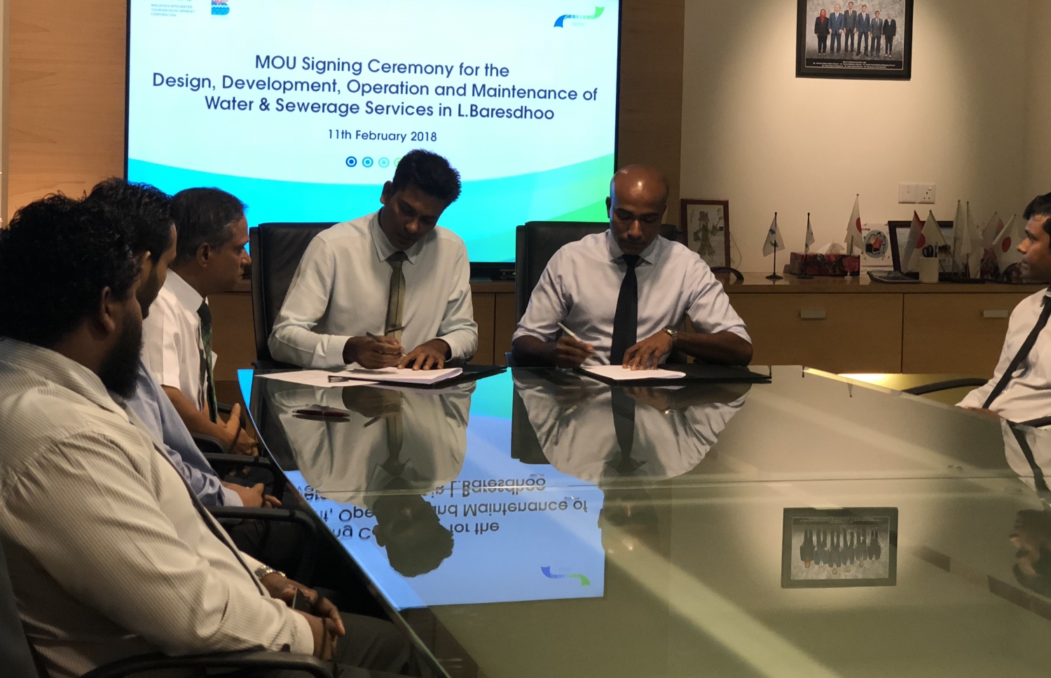 ބަރެސްދޫގައި ވަގުތީ ގޮތުން ފެނާއި ނަރުދަމާގެ ނިޒާމް ގާއިމް ކުރުމުގެ އެއްބަސްވުމުގައި އެމްޑަބްލިއުއެސްސީގެ އެމްޑީ ފަޒުލް (ވ) އަދި އެމްއައިޓީޑީސީގެ އެމްޑީ ޝާހިދު މިއަދު ސޮއިކުރައްވަނީ.