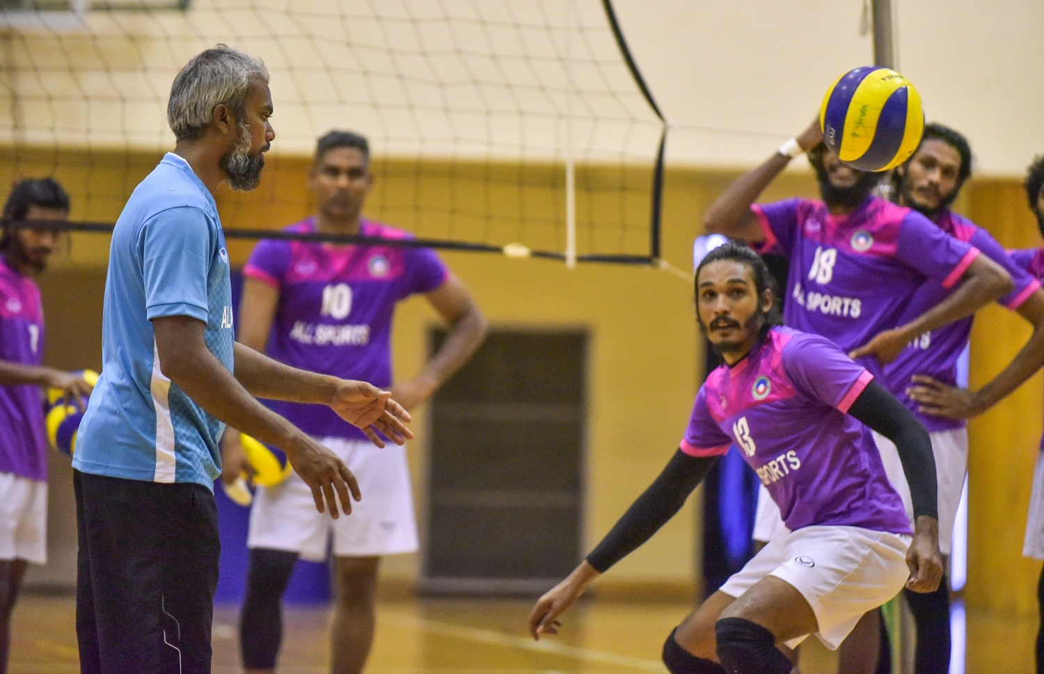 ގައުމީ ވޮލީބޯޅަ ޓީމުގެ ފަރިތަކުރުންތަކެއްގެ ތެރެއިން ޓީމުގެ ކޯޗު ކާއްޓޭ (ވ). -- ފޮޓޯ: ނިޝާން އަލީ/ މިހާރު