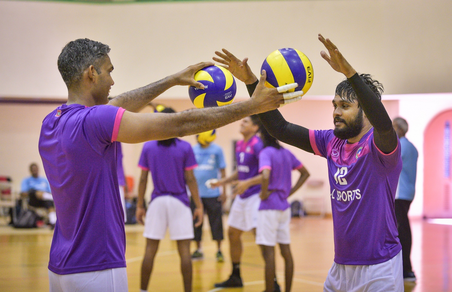 ގައުމީ ވޮލީބޯޅަ ޓީމުގެ ފަރިތަކުރުންތަކުގެ ތެރެއިން ހުޒާންޓެ (ކ) އާއި ލޯންގޭ. -- ފޮޓޯ: ނިޝާން އަލީ/ މިހާރު