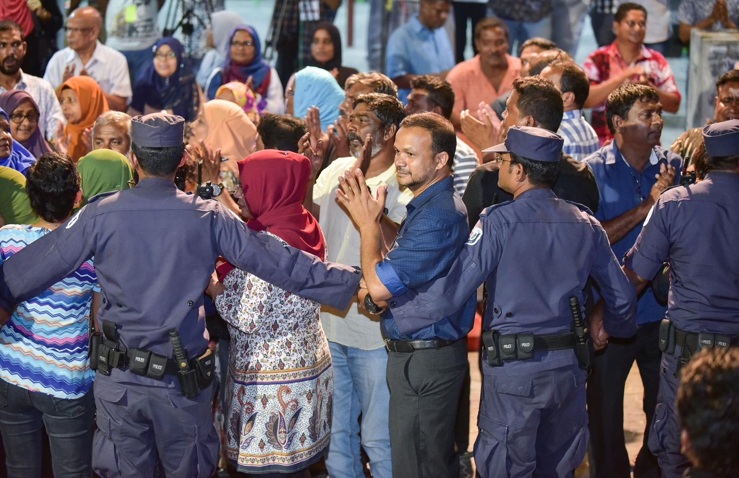 ފެބުރުއަރީ 1 ގެ އަމުރު ތަންފީޒު ކުރަން ގޮވާލައި ބޭއްވި އެއްވުމެއްގައި މެންބަރު އަލީ ހުސައިން.  -- ފޮޓޯ: މިހާރު