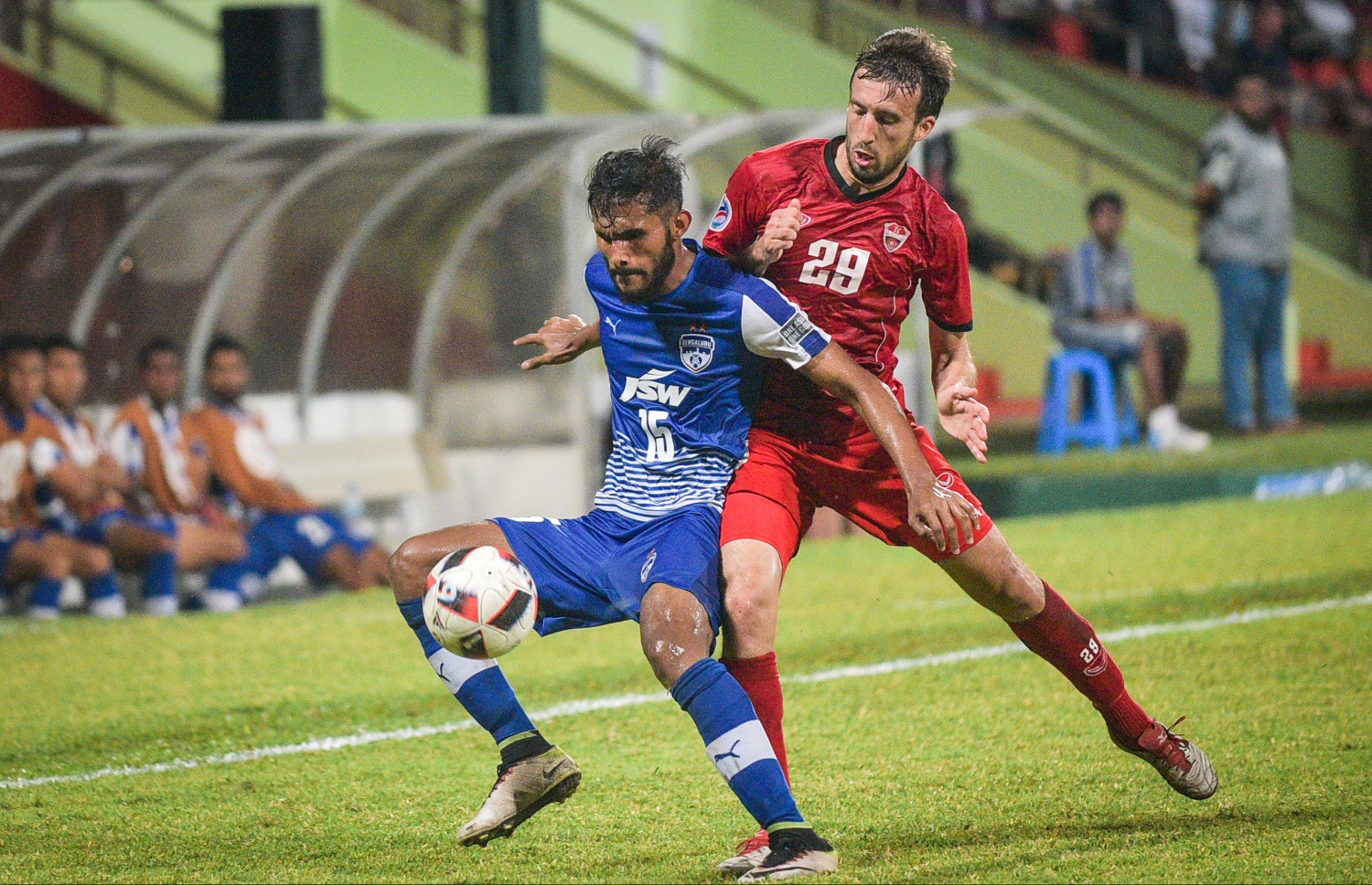 ބެންގަލޫރުގެ ސުބާސިޝް (ވ) އާއި ޓީސީގެ އެނަޓޮލީ ބޯޅައަށް މަސައްކަތްކުރަނީ. --ފޮޓޯ: ނިޝާން އަލީ/ މިހާރު