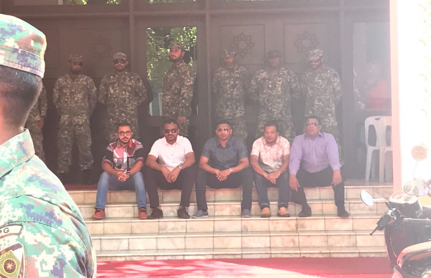 މަޖިލީހުގެ އިދާރާގެ ފާރުމަތިން ފުންމާލައިގެން އެތަނުގެ ތެރެއަށް ވަދެވަޑައިގެންނެވި މެމްބަރުން.