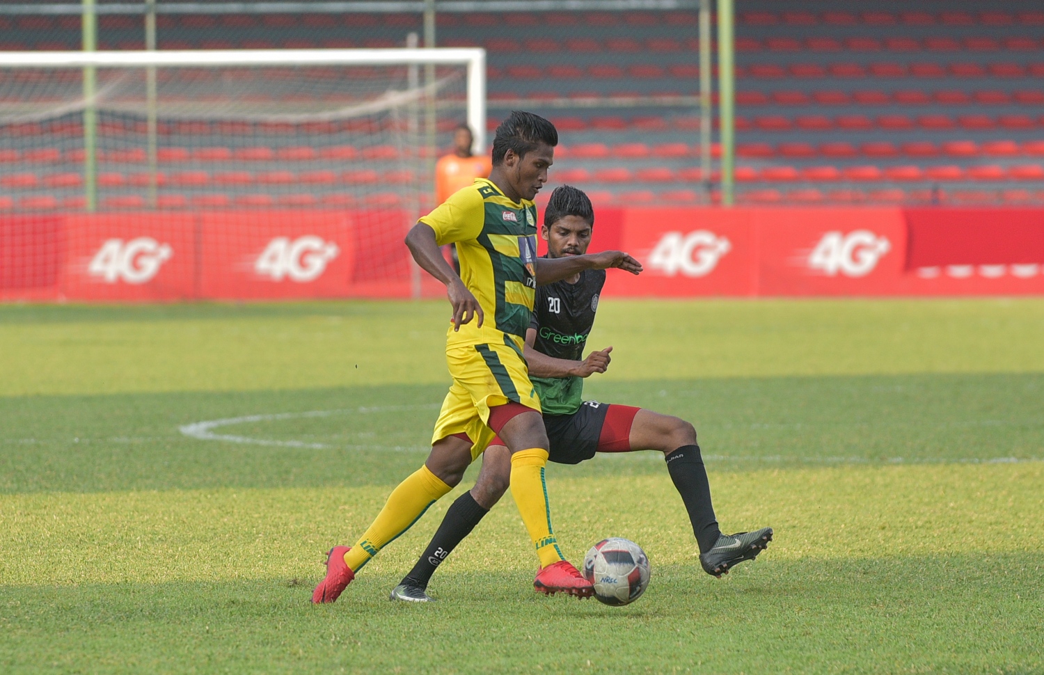 ޕްރީ ސީޒަނުގައި ނިއު އާއި މާޒިޔާ ކުޅުނު މެޗެއްގެ ތެރެއިން: މާޒިޔާގެ ދާދު (ވ) ނިއުގެ ބޮބީ ކައިރިން ބޯޅަ ހިފައިގެންދަނީ. -- ފޮޓޯ: ހުސެއިން ވަހީދު/ މިހާރު