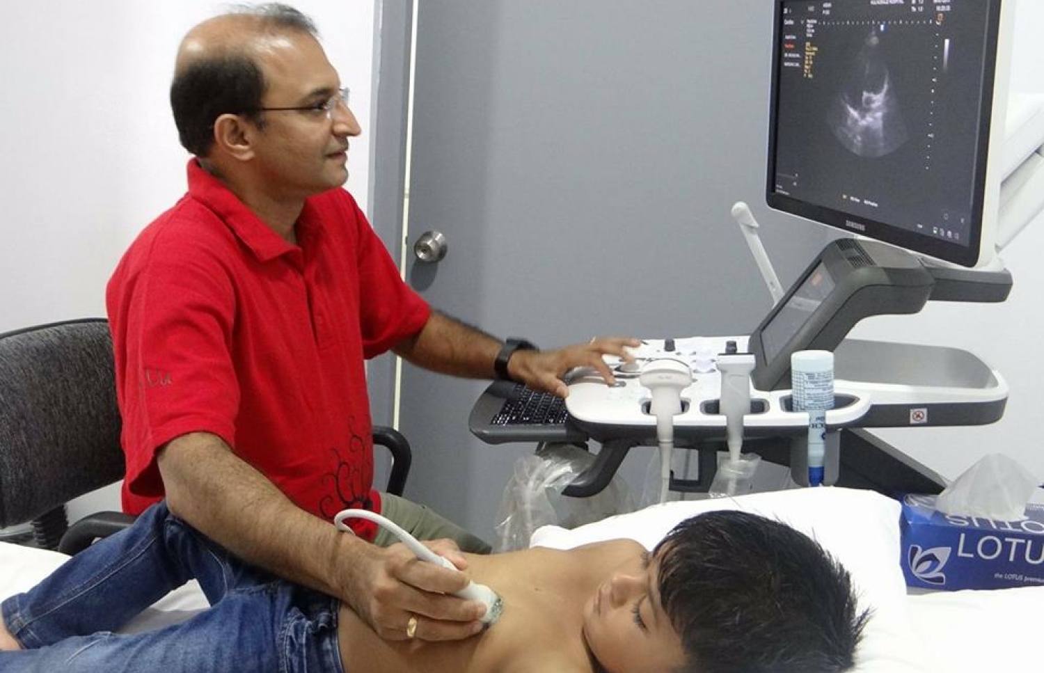 ޓައިނީ ހާޓްސްއިން ބޭއްވި ކޭމްޕެއްގައި ޑޮކްޓަރަކު ކުޑަ ކުއްޖެއްގެ ހިތުގެ ޓެސްޓެއް ހަދަނީ-- ފޮޓޯ: ޓައިނީ ހާޓްސް