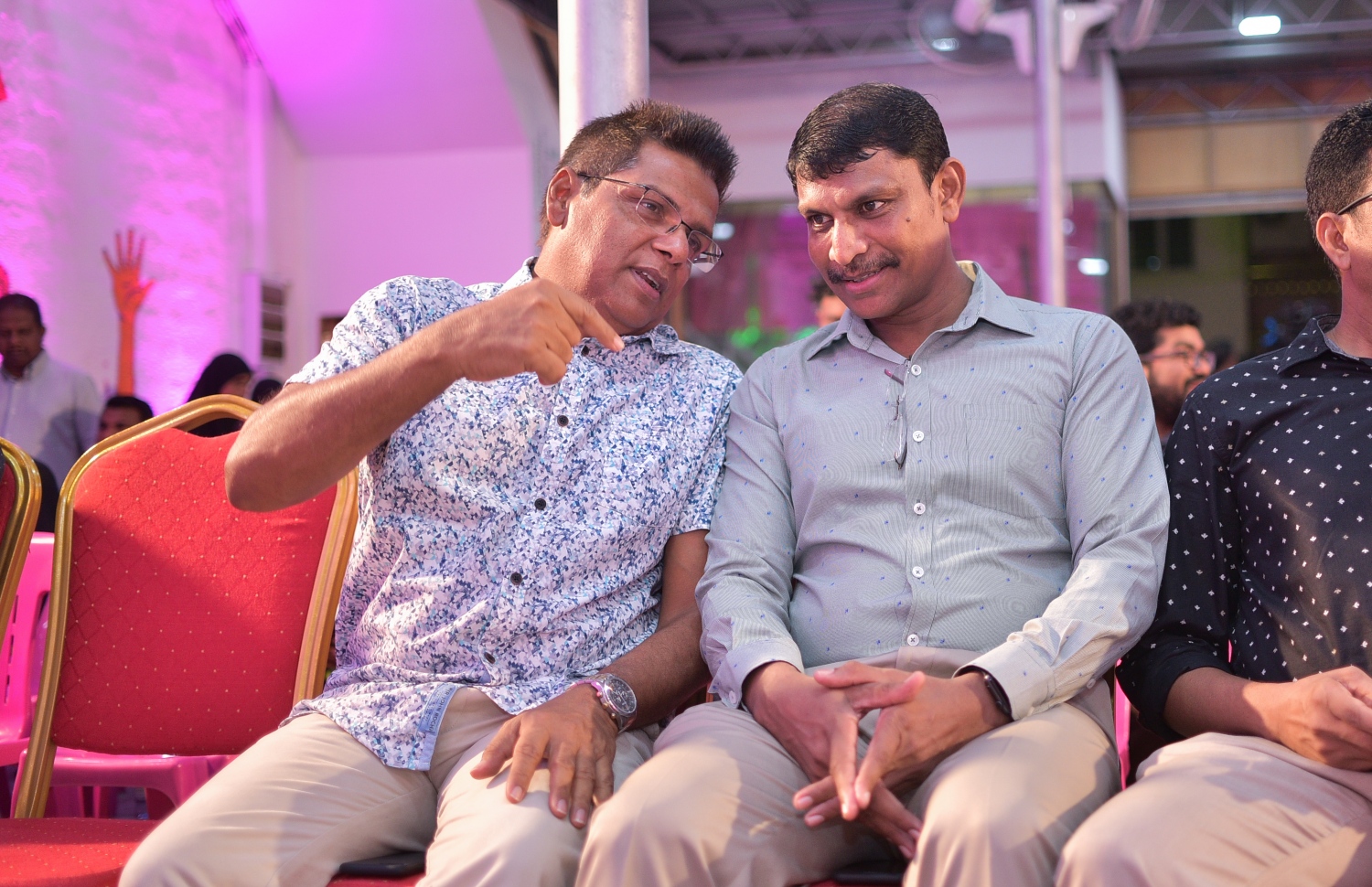 މާލެ: ފެބްރުއަރީ 14، 2018- ވެރިކަން ކުރާ ޕާޓީ، ޕީޕީއެމުން މިރޭ ބޭއްވި ޖަލްސާގައި ރައްޔިތުންގެ މަޖިލީހުގެ ނައިބު ރައީސް މޫސާ މަނިކާއި ޕީޕީއެމްގެ ޕާލަމެންޓްރީ ގުރޫޕުގެ ޑެޕިއުޓީ ލީޑަރު ރިޔާޒް ރަޝީދު މަޝްވަރާ ކުރައްވަނީ.---ފޮޓޯ: ހުސެއިން ވަހީދު/މިހާރު