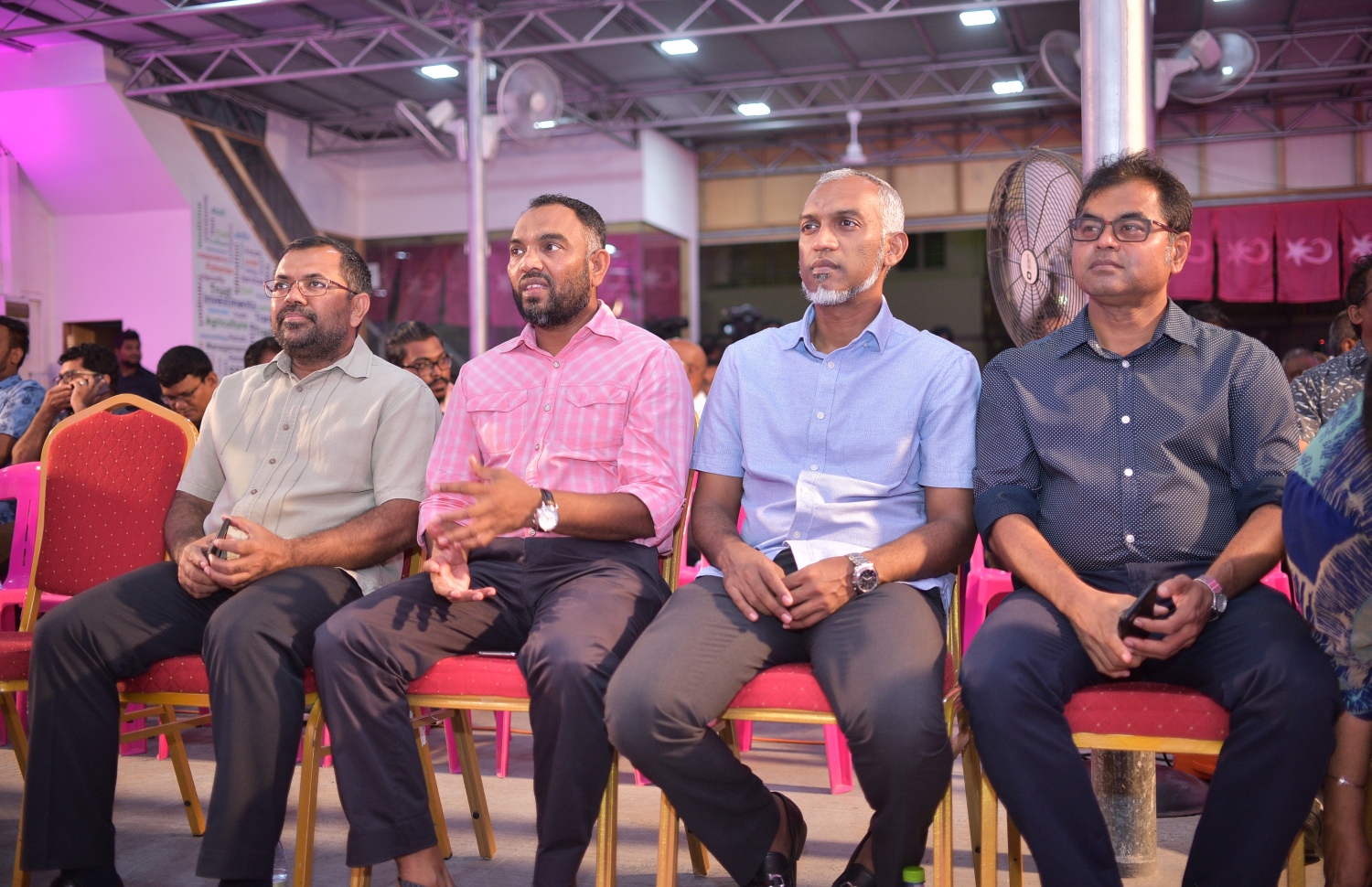 މާލެ: ފެބްރުއަރީ 14، 2018- ވެރިކަން ކުރާ ޕާޓީ، ޕީޕީއެމުން މިރޭ ބޭއްވި ޖަލްސާގައި ބައިވެރިވެވަޑައިގެންނެވި ބައެއް ބޭފުޅުން.---ފޮޓޯ: ހުސެއިން ވަހީދު/މިހާރު