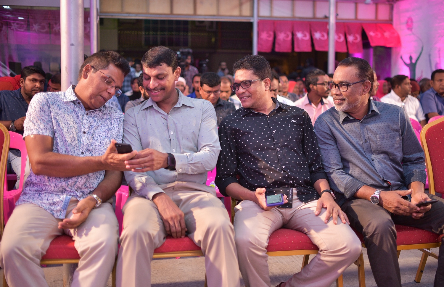 މާލެ: ފެބްރުއަރީ 14، 2018- ވެރިކަން ކުރާ ޕާޓީ، ޕީޕީއެމުން މިރޭ ބޭއްވި ޖަލްސާގައި ރައްޔިތުންގެ މަޖިލީހުގެ ނައިބު ރައީސް މޫސާ މަނިކާއި ޕީޕީއެމްގެ ޕާލަމެންޓްރީ ގުރޫޕުގެ ޑެޕިއުޓީ ލީޑަރު ރިޔާޒް ރަޝީދު މަޝްވަރާ ކުރައްވަނީ.---ފޮޓޯ: ހުސެއިން ވަހީދު/މިހާރު