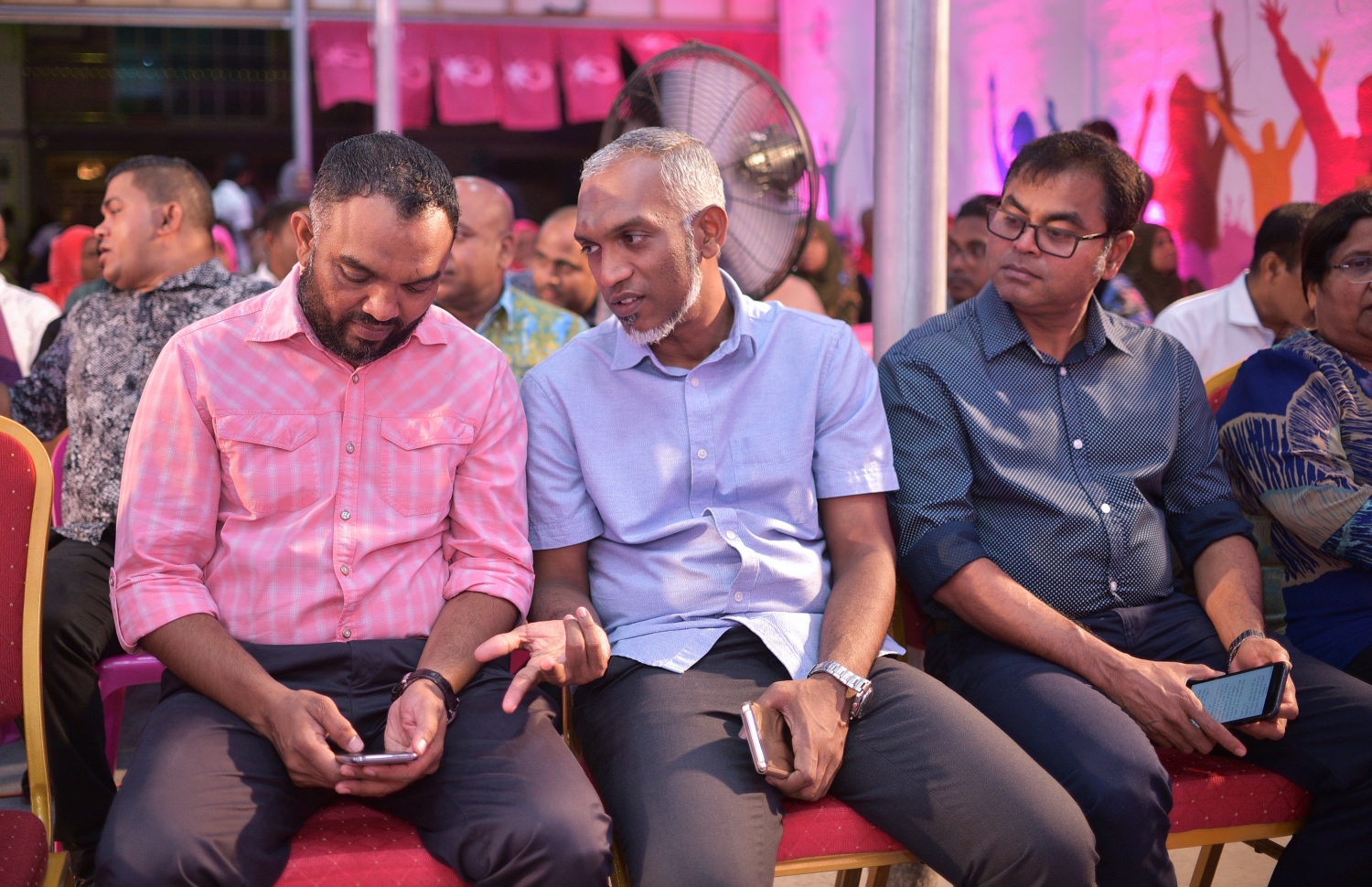 މާލެ: ފެބްރުއަރީ 14، 2018- ވެރިކަން ކުރާ ޕާޓީ، ޕީޕީއެމުން މިރޭ ބޭއްވި ޖަލްސާގައި، ހައުސިން މިނިސްޓަރު ޑރ. މުއިއްޒާއި ކެލާ ދާއިރާގެ މެމްބަރު އަލީ އާރިފް މަޝްވަރާ ކުރައްވަނީ.---ފޮޓޯ: ހުސެއިން ވަހީދު/މިހާރު