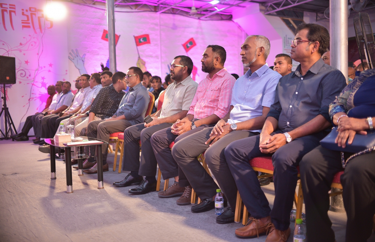 މާލެ: ފެބްރުއަރީ 14، 2018- ވެރިކަން ކުރާ ޕާޓީ، ޕީޕީއެމުން މިރޭ ބޭއްވި ޖަލްސާގައި ރައީސް ޔާމީނާއި ސަރުކާރު އަދި އެ ޕާޓީގެ ބައެއް އިސް ބޭފުޅުން ބައިިވެރިވެވަޑައިގަންނަވަނީ.---ފޮޓޯ: ހުސެއިން ވަހީދު/މިހާރު