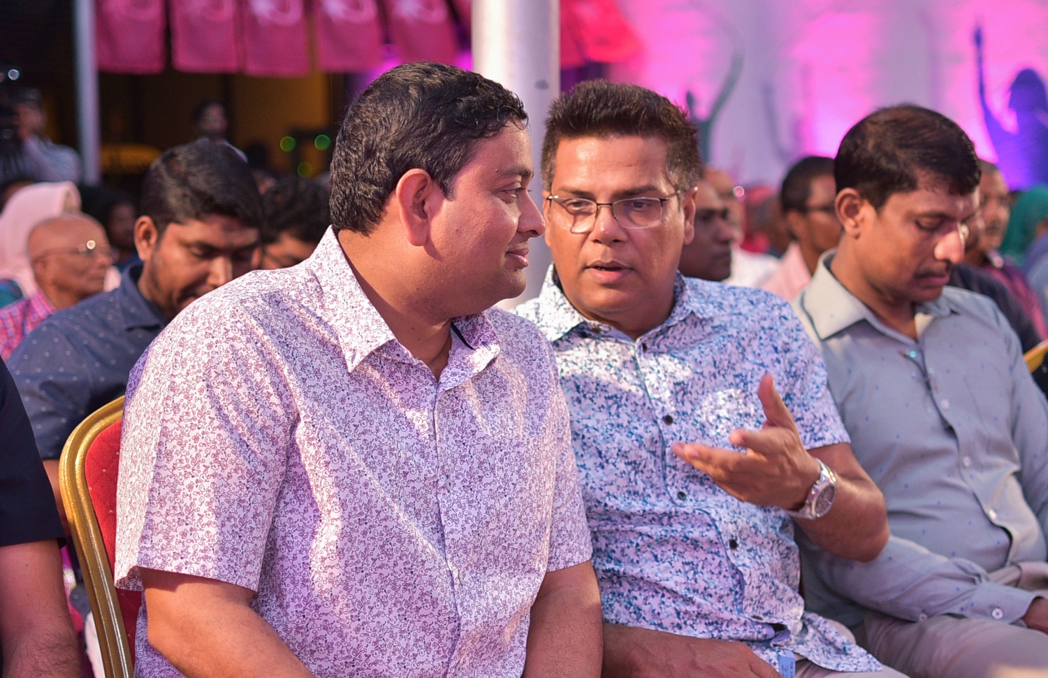 މާލެ: ފެބްރުއަރީ 14، 2018- ވެރިކަން ކުރާ ޕާޓީ، ޕީޕީއެމުން މިރޭ ބޭއްވި ޖަލްސާގައި، ރައްޔިތުންގެ މަޖިލީހުގެ ނައިބު ރައީސް މޫސާ މަނިކާއި ފިޝަރީޒް މިނިސްޓަރު ޑރ. ޝައިނީ މަޝްވަރާ ކުރައްވަނީ.---ފޮޓޯ: ހުސެއިން ވަހީދު/މިހާރު