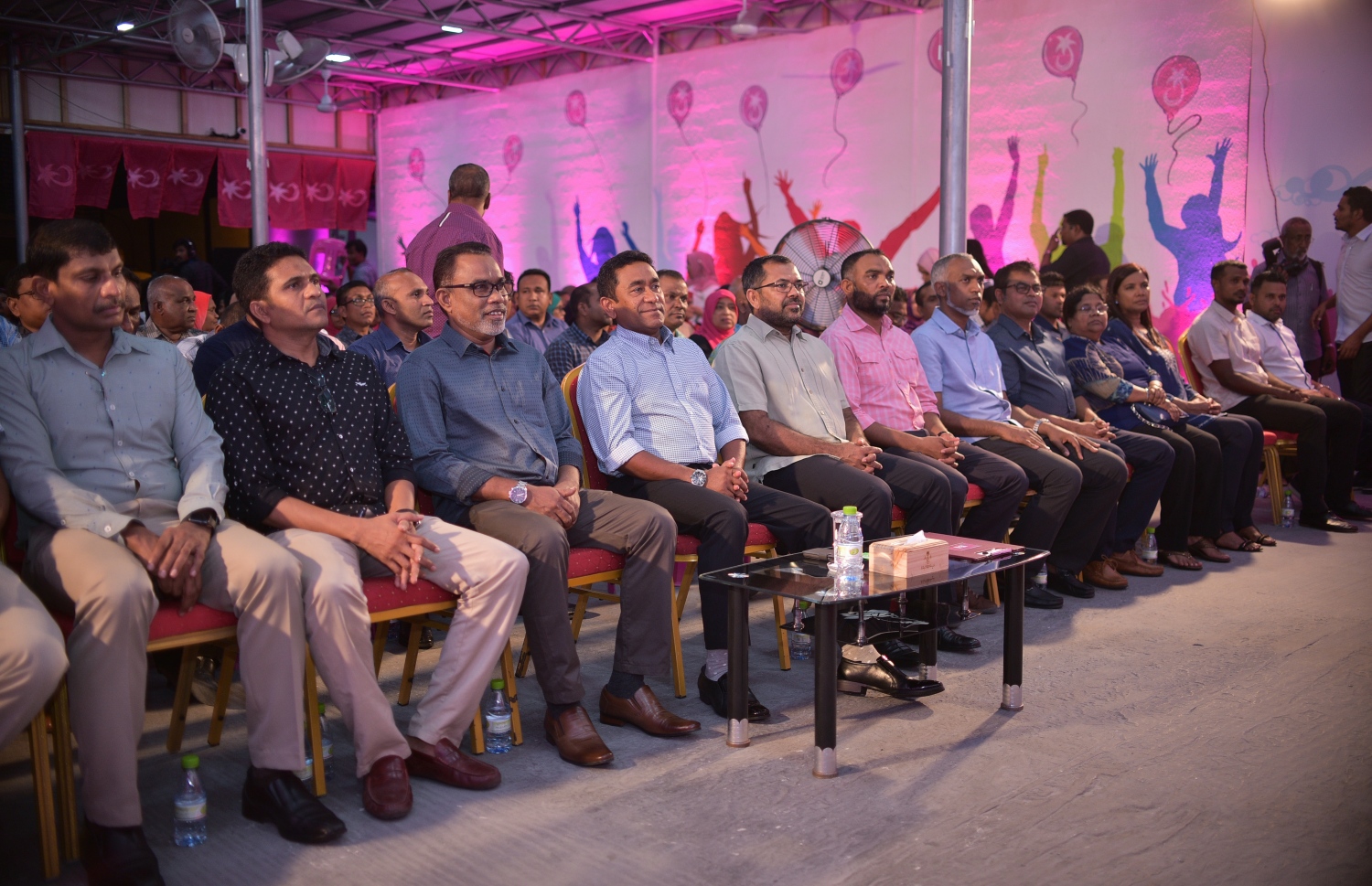 މާލެ: ފެބްރުއަރީ 14، 2018- ވެރިކަން ކުރާ ޕާޓީ، ޕީޕީއެމުން މިރޭ ބޭއްވި ޖަލްސާގައި ރައީސް ޔާމީނާއި ސަރުކާރު އަދި އެ ޕާޓީގެ ބައެއް އިސް ބޭފުޅުން ބައިިވެރިވެވަޑައިގަންނަވަނީ.---ފޮޓޯ: ހުސެއިން ވަހީދު/މިހާރު