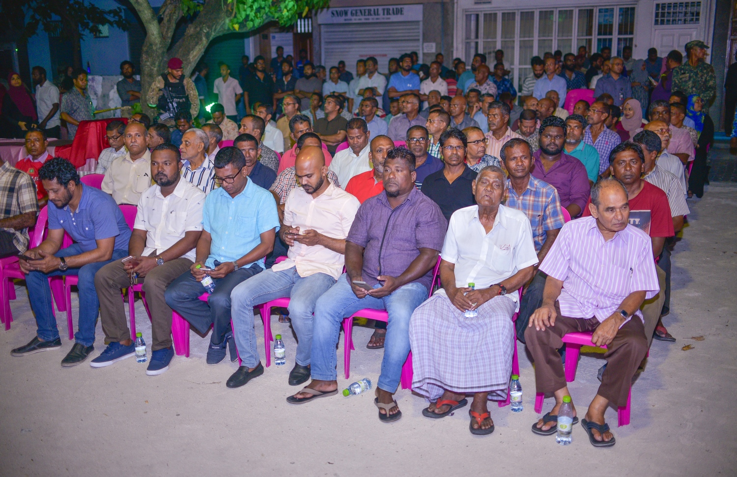 މާލެ: ފެބްރުއަރީ 14، 2018- ވެރިކަން ކުރާ ޕާޓީ، ޕީޕީއެމުން މިރޭ ބޭއްވި ޖަލްސާގައި ބައިވެރިވި ބައެއް މީހުން.---ފޮޓޯ: ހުސެއިން ވަހީދު/މިހާރު