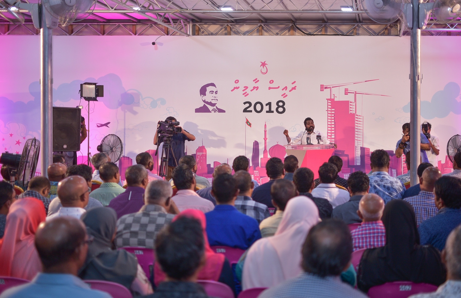 މާލެ: ފެބްރުއަރީ 14، 2018- ވެރިކަން ކުރާ ޕާޓީ، ޕީޕީއެމުން މިރޭ ބޭއްވި ޖަލްސާގައި ވެލިދޫ ދާއިރާގެ މެމްބަރު ޔާމީން ވާހަކަ ދައްކަވަނީ.---ފޮޓޯ: ހުސެއިން ވަހީދު/މިހާރު