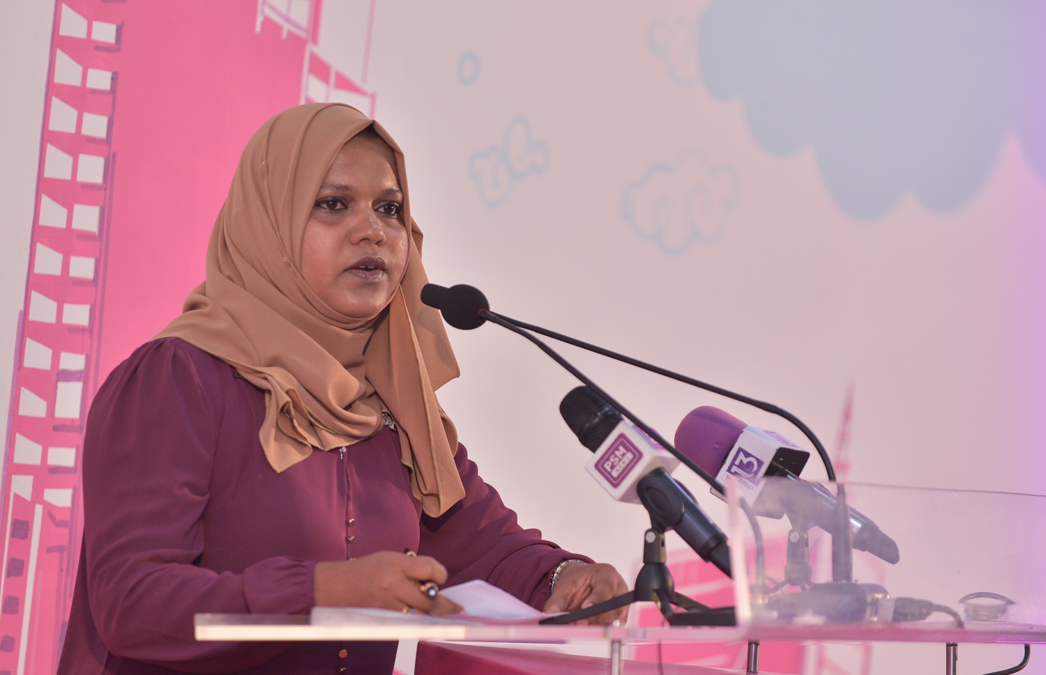 މާލެ: ފެބްރުއަރީ 14، 2018- ވެރިކަން ކުރާ ޕާޓީ، ޕީޕީއެމުން މިރޭ ބޭއްވި ޖަލްސާގައި، އެޑިއުކޭޝަން މިނިސްޓްރީގެ ސްޓޭޓް މިނިސްޓަރު ޝެރީނާ ވާހަކަ ދައްކަވަނީ.---ފޮޓޯ: ހުސެއިން ވަހީދު/މިހާރު