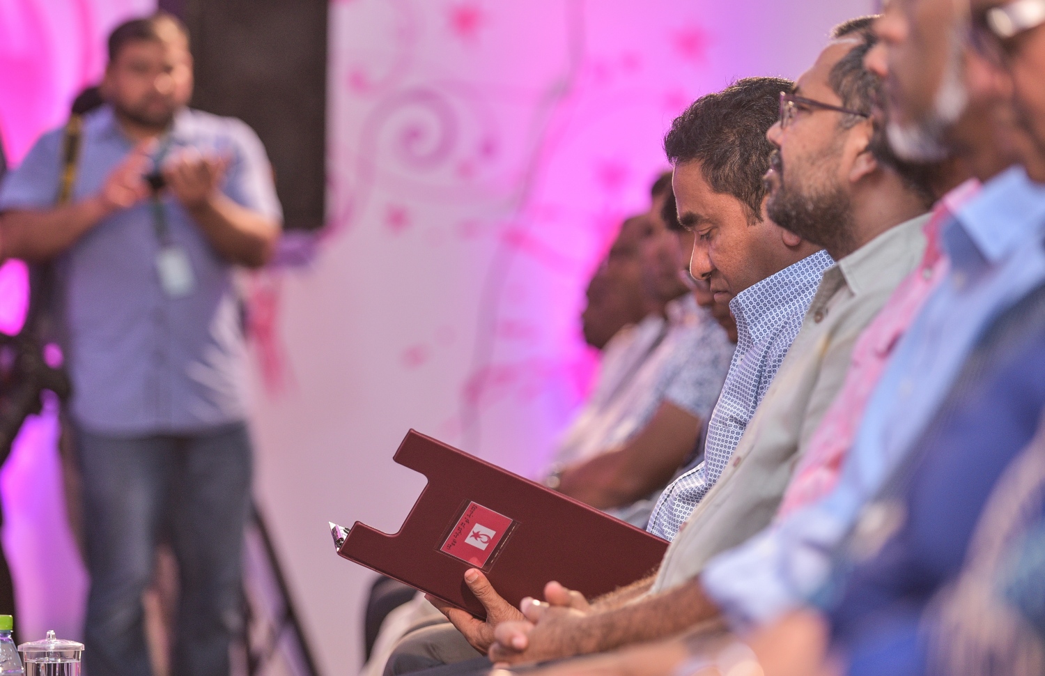 މާލެ: ފެބްރުއަރީ 14، 2018- ވެރިކަން ކުރާ ޕާޓީ، ޕީޕީއެމުން މިރޭ ބޭއްވި ޖަލްސާގައި ރައީސް ޔާމީން ނޯޓެއް ބައްލަވާލައްވަނީ.---ފޮޓޯ: ހުސެއިން ވަހީދު/މިހާރު