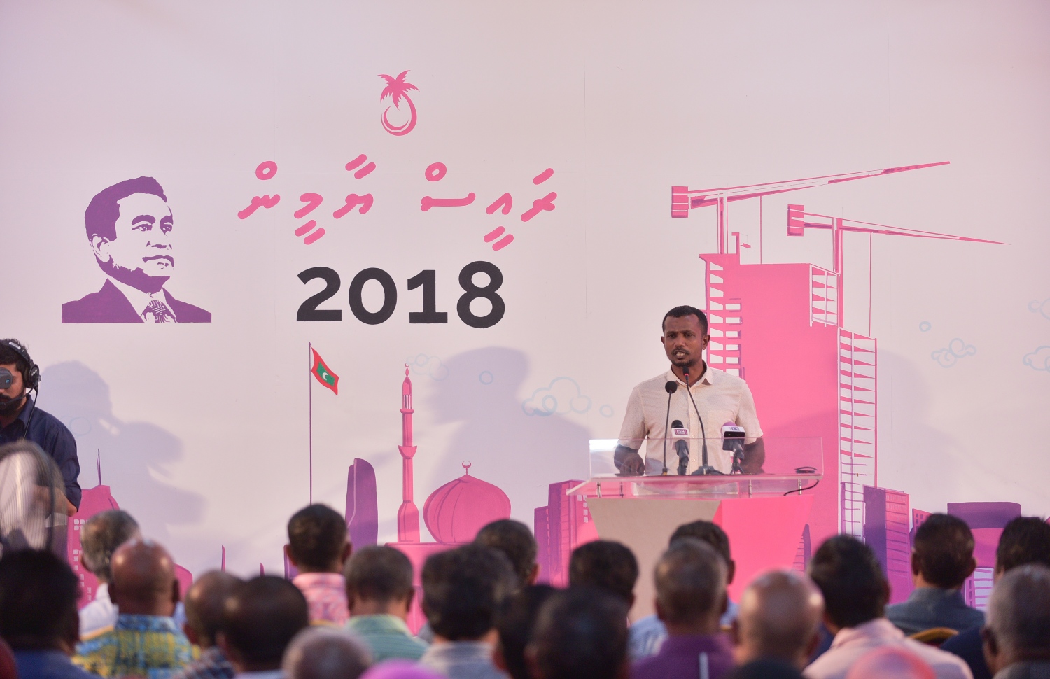 މާލެ: ފެބްރުއަރީ 14، 2018- ވެރިކަން ކުރާ ޕާޓީ، ޕީޕީއެމުން މިރޭ ބޭއްވި ޖަލްސާގައި، މަހިބަދޫ ދާއިރާގެ މެމްބަރު ތޯރިގް (ޓޮމް) ވާހަކަ ދައްކަވަނީ.---ފޮޓޯ: ހުސެއިން ވަހީދު/މިހާރު