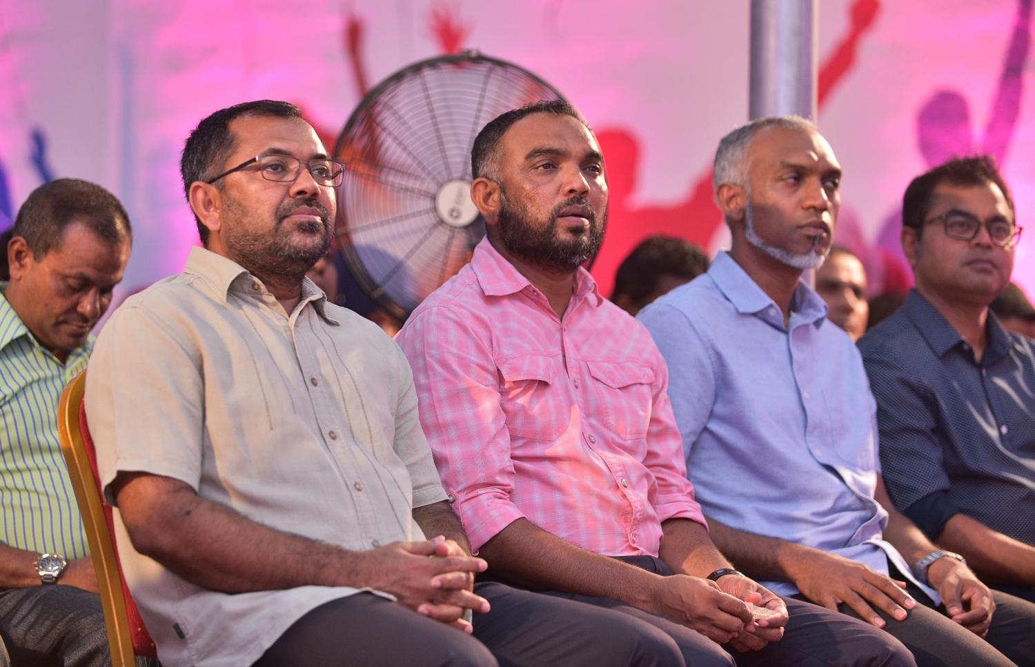 މާލެ: ފެބްރުއަރީ 14، 2018- ޕީޕީއެމުން ބޭއްވި ޖަލްސާގައި (ކ-ވ) އެންވަޔަރުމެންޓް މިނިސްޓަރު ތޯރިގް އިބްރާހީމް، ހައުސިން މިނިސްޓަރު ޑރ. މުހައްމަދު މުއިއްޒު، ކެލާ ދާއިރާގެ މެމްބަރު އަލީ އާރިފް އަދި ޕީޕީއެމްގެ ނައިބު ރައީސް، ޓޫރިޒަމް މިނިސްޓަރު ޒަމީރު ބައިވެރިވެވަޑައިގަންނަވަނީ.---ފޮޓޯ: ހުސެއިން ވަހީދު/މިހާރު