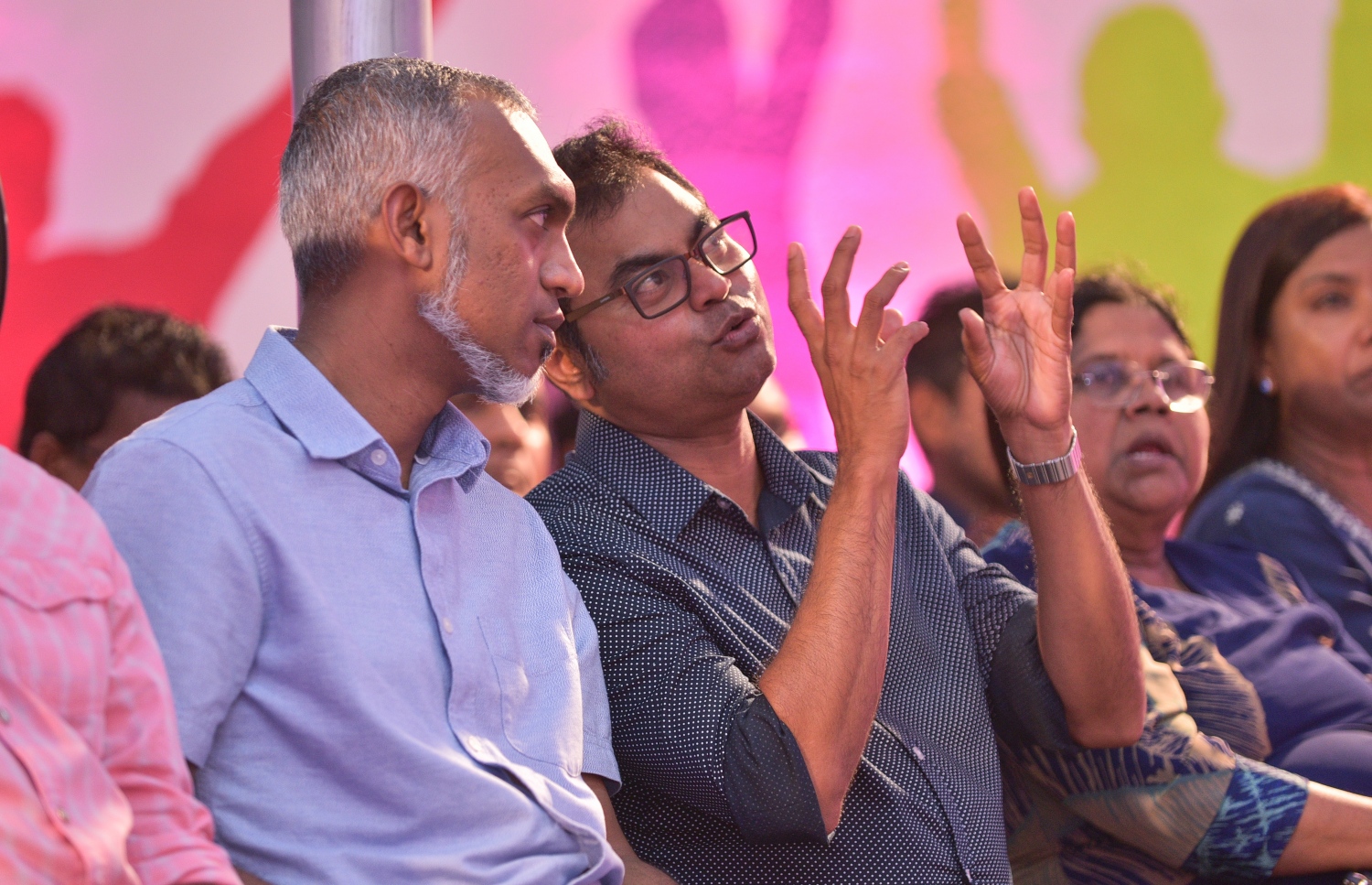 މާލެ: ފެބްރުއަރީ 14، 2018- ޕީޕީއެމުން ބޭއްވި ޖަލްސާގައި އެންވަޔަރުމެންޓް މިނިސްޓަރު ތޯރިގް އިބްރާހީމް (ކ) އަދި ހައުސިން މިނިސްޓަރު ޑރ. މުއިއްޒު މަޝްވަރާ ކުރައްވަނީ.---ފޮޓޯ: ހުސެއިން ވަހީދު/މިހާރު