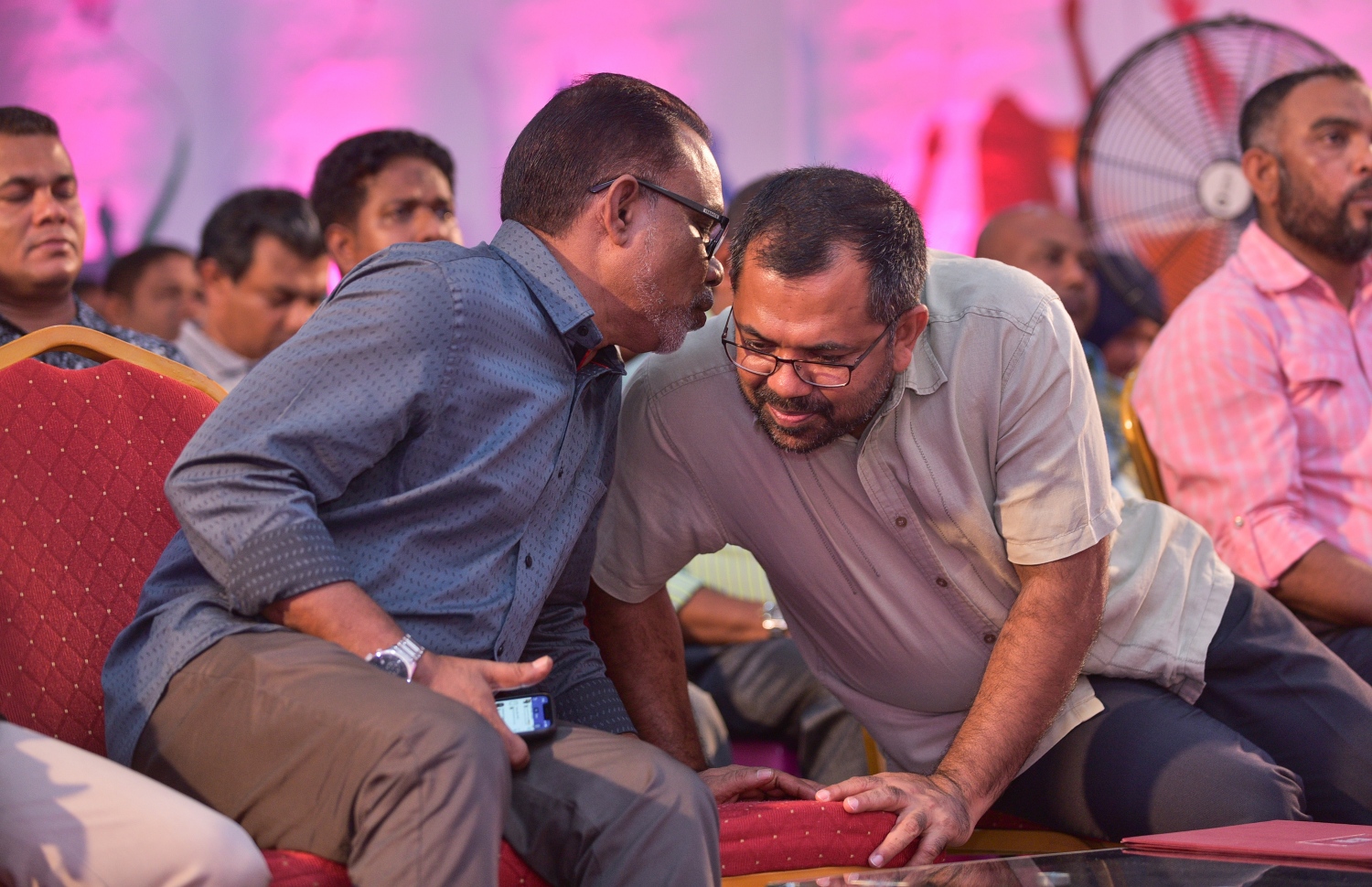 މާލެ: ފެބްރުއަރީ 14، 2018- ޕީޕީއެމުން ބޭއްވި ޖަލްސާގައި އެ ޕާޓީގެ ދެ ނައިބު ރައީސުން ކަމަށްވާ މޫސާ ޒަމީރު (ކ) އާއި އަބްދުއްރަހީމް ސިއްރެއް ވިދާޅުވަނީ.---ފޮޓޯ: ހުސެއިން ވަހީދު/މިހާރު