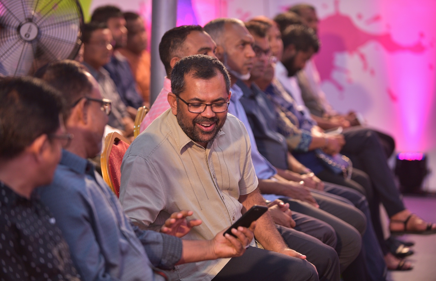 މާލެ: ފެބްރުއަރީ 14، 2018- ޕީޕީއެމުން ބޭއްވި ޖަލްސާގައި އެ ޕާޓީގެ ބައެއް އިސްބޭފުޅުން ބައިވެރިވެވަޑައިގަންނަވަނީ.---ފޮޓޯ: ހުސެއިން ވަހީދު/މިހާރު