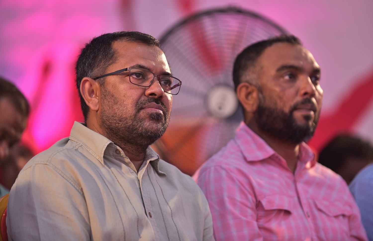 މާލެ: ފެބްރުއަރީ 14، 2018- ޕީޕީއެމުން ބޭއްވި ޖަލްސާގައި، އެ ޕާޓީގެ ނައިބު ރައީސް އަދި ޓޫރިޒަމް މިނިސްޓަރު މޫސާ ޒަމީރާއި ކެލާ ދާއިރާގެ މެމްބަރު އަލީ އާރިފް ބައިވެރިވެވަޑައިގަންނަވަނީ.---ފޮޓޯ: ހުސެއިން ވަހީދު/މިހާރު