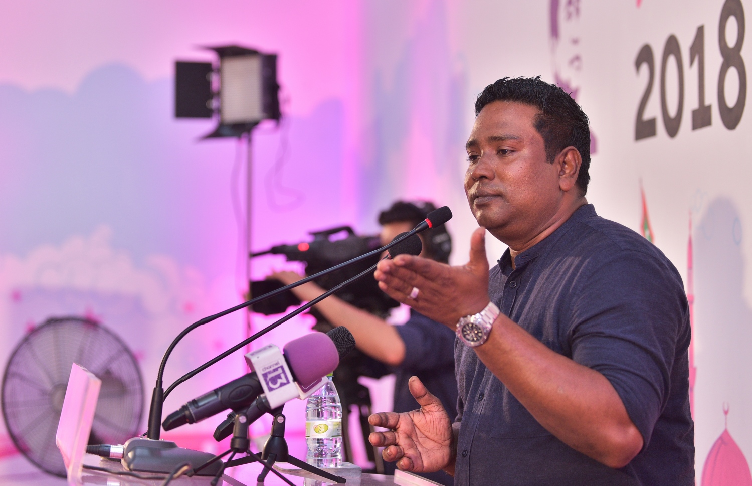 މާލެ: ފެބްރުއަރީ 14، 2018- ޕީޕީއެމުން ބޭއްވި ޖަލްސާގައި، ހޯރަފުށީ ދާއިރާގެ އެމްޑީއޭގެ މެމްބަރު މުހައްމަދު އިސްމާއީލް ވާހަކަ ދައްކަވަނީ.---ފޮޓޯ: ހުސެއިން ވަހީދު/މިހާރު