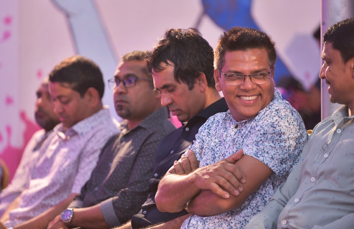 މާލެ: ފެބްރުއަރީ 14، 2018- ޕީޕީއެމުން ބޭއްވި ޖަލްސާގައި ސަރުކާރުގެ ބައެއް ވަޒީރުންނާއި ރައްޔިތުންގެ މަޖިލީހުގެ ނައިބު ރައީސް މޫސާ މަނިކާއި އެ ޕާޓީގެ ބައެއް އިސް ބޭފުޅުން ބައިވެރިވެވަޑައިގަންނަވަނީ.---ފޮޓޯ: ހުސެއިން ވަހީދު/މިހާރު