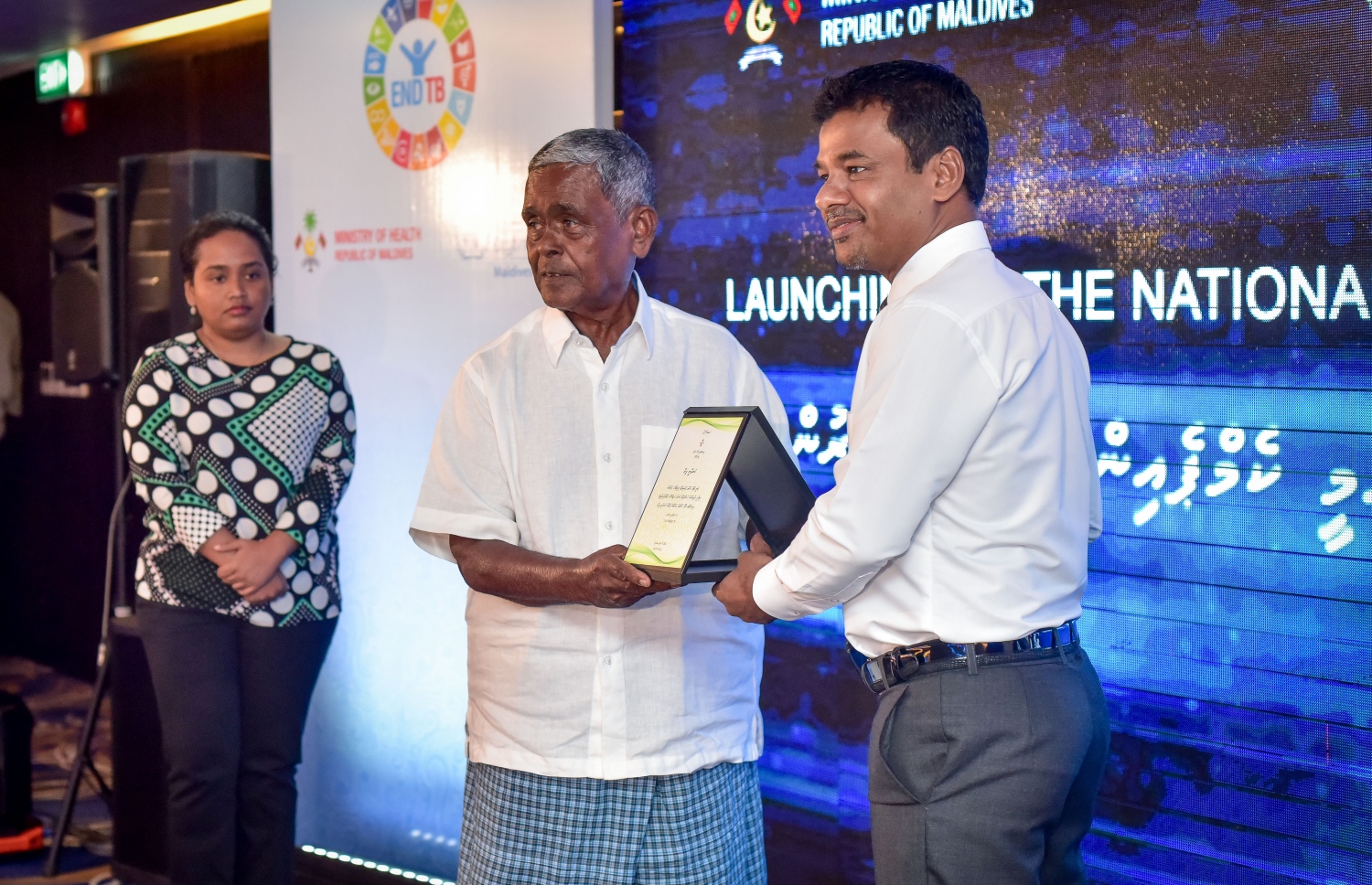 މާލެ: ފެބްރުއަރީ 15، 2017: ޓީބީ ނައްތާލުމުގެ ގައުމީ ކެމްޕެއިން ފެށުމަށް ހޮޓެލް ޖެންގައި ބޭއްވި ރަސްމިއްޔާތުގައި ހެލްތު މިނިސްޓަރު އަބްދުﷲ ނާޒިމް އިބްރާހިމް، އުއްޗު އަށް ހަނދާނީ ފިލައެއް ދެއްވަނީ.--- ފޮޓޯ: ނިޝާން އަލީ/މިހާރު