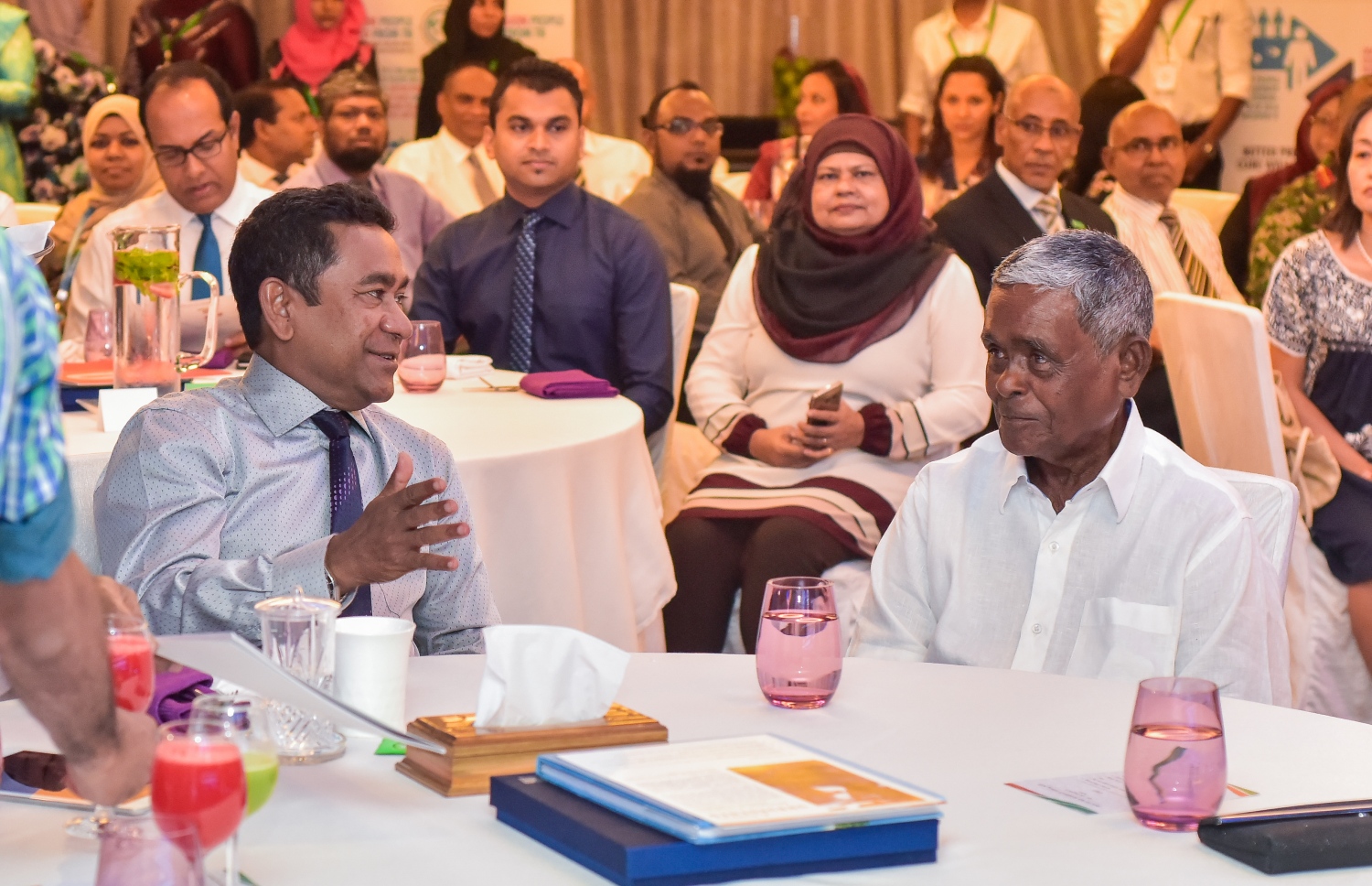 ޓީބީ ނައްތާލުމުގެ ގައުމީ ކެމްޕެއިން ފެށުމުގެ ރަސްމިއްޔާތުގައި، ރައީސް ޔާމީނާއި ޗަމްޕާ ބްރަދާސް އަދި ޓްރީ ޓޮޕް ހޮސްޕިޓަލްގެ އެއް ހިއްސާދާރު ޗަމްޕާ މުހައްމަދު މޫސާ (އުއްޗު) މިއަދު މަޝްވަރާ ކުރައްވަނީ.--- ފޮޓޯ: ނިޝާން އަލީ/މިހާރު