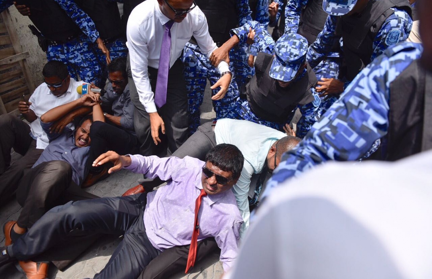 އިދިކޮޅު މެމްބަރުންނާއި ފުލުހުންނާ ދެމެދު ހިނގި ހަމަނުޖެހުމުގައި ބައެއް މެމްބަރުން ވެއްޓިފައި.-- ފޮޓޯ: ނިޝާން އަލީ /މިހާރު