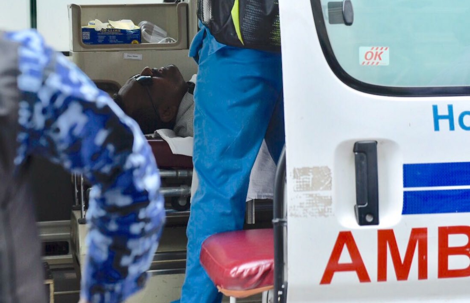 އިދިކޮޅު މެމްބަރުންނާއި ފުލުހުންނާ ދެމެދު ހިނގި ހަމަނުޖެހުމުގައި އަނިޔާވި މެމްބަރު އަބްދުﷲ އެމްބިއުލާންސްގައި.-- ފޮޓޯ: ނިޝާން އަލީ /މިހާރު