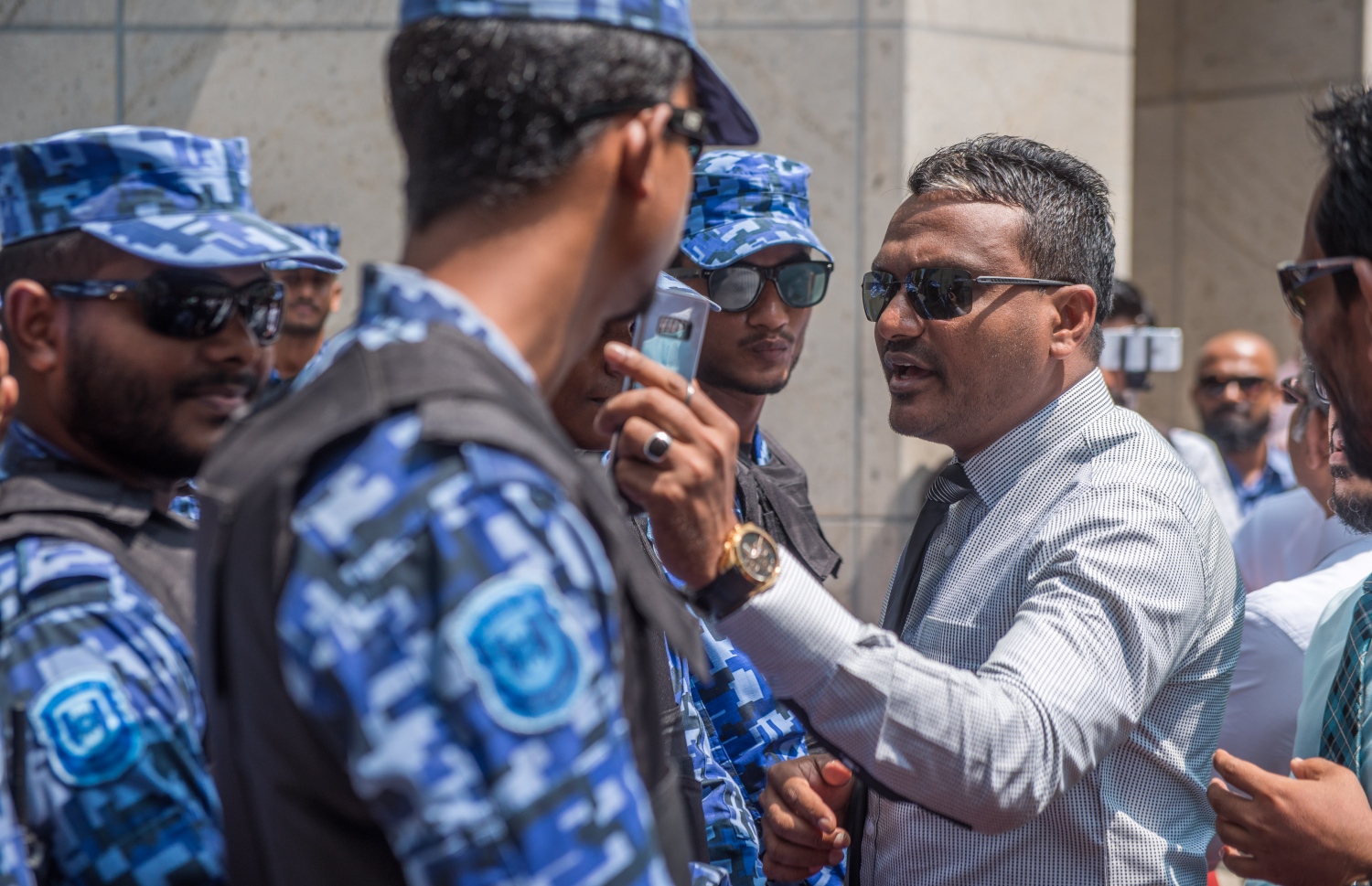 މާލެ: ފެބްރުއަރީ 15، 2018- ރައްޔިތުންގެ މަޖިލީހުގެ އިދާރާ އަށް ވަދެވަޑައިގަންނަވަން އުޅުއްވި އިދިކޮޅު މެމްބަރުން ފޮނުވާލުމަށް އެސްއޯ ފުލުހުން ހަރަކާތްތެރިވަނީ.---ފޮޓޯ: ނިޝާން އަލީ/މިހާރު