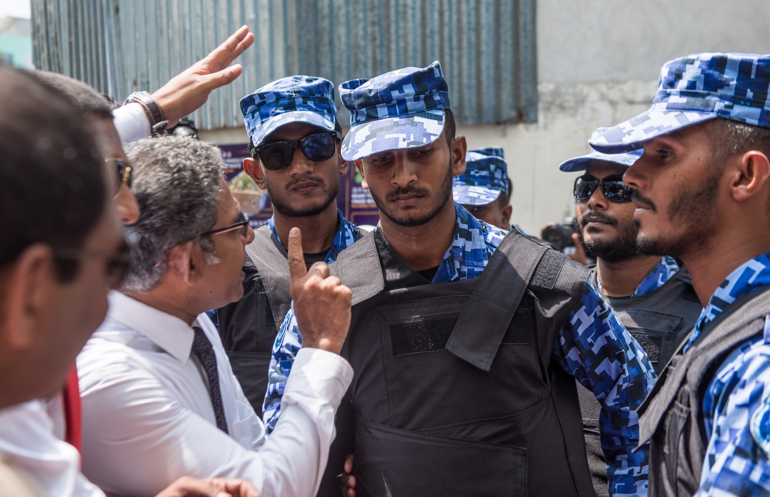 މާލެ: ފެބްރުއަރީ 15، 2018- ރައްޔިތުންގެ މަޖިލީހުގެ އިދާރާ އަށް ވަދެވަޑައިގަންނަވަން އުޅުއްވި އިދިކޮޅު މެމްބަރުން ފޮނުވާލުމަށް އެސްއޯ ފުލުހުން ހަރަކާތްތެރިވަނީ.---ފޮޓޯ: ނިޝާން އަލީ/މިހާރު