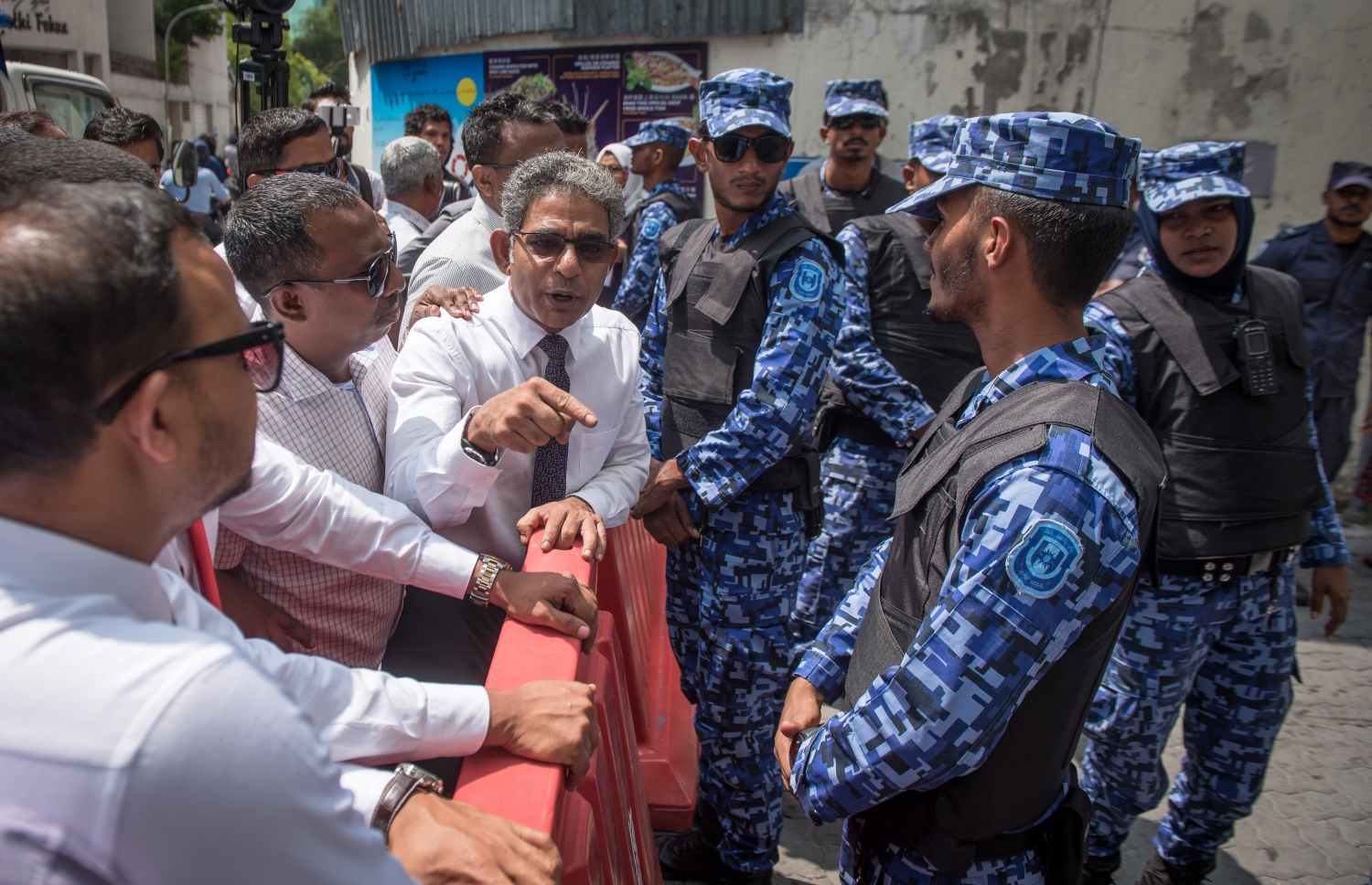 މާލެ: ފެބްރުއަރީ 15، 2018- ރައްޔިތުންގެ މަޖިލީހުގެ އިދާރާ އަށް ވަދެވަޑައިގަންނަވަން އުޅުއްވި އިދިކޮޅު މެމްބަރުން ފޮނުވާލުމަށް އެސްއޯ ފުލުހުން ހަރަކާތްތެރިވަނީ.---ފޮޓޯ: ނިޝާން އަލީ/މިހާރު