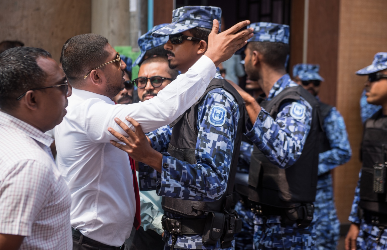 މާލެ: ފެބްރުއަރީ 15، 2018- ރައްޔިތުންގެ މަޖިލީހުގެ އިދާރާ އަށް ވަދެވަޑައިގަންނަވަން އުޅުއްވި އިދިކޮޅު މެމްބަރުން ފޮނުވާލުމަށް އެސްއޯ ފުލުހުން ހަރަކާތްތެރިވަނީ.---ފޮޓޯ: ނިޝާން އަލީ/މިހާރު